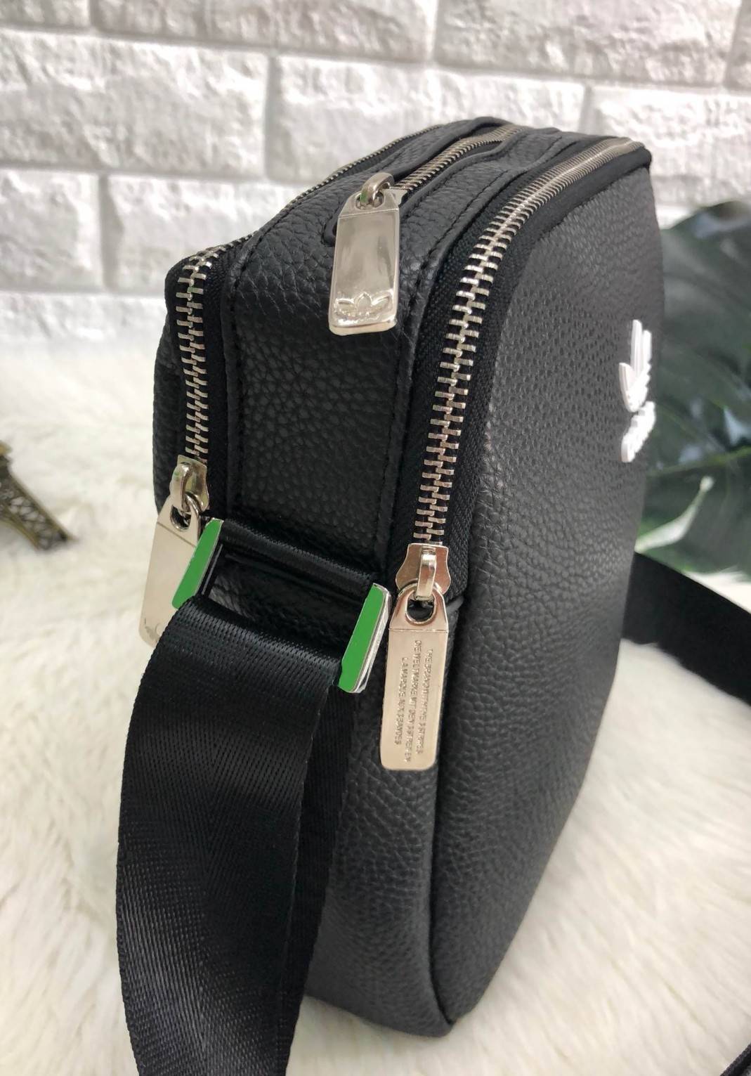 ADIDAS MESSENGER BAG กระเป๋าสะพายข้าง หรือ crossbody วัสดุ pu. น้ำหนักเบา ด้านหน้ามีโลโก้แบรนด์ ตัวกระเป๋า แบ่ง 3 ช่องซิป ช่องซิปหลักกว้าง ใส่ wallet ยาวได้ มาพร้อมสายยาวปรับได้ค่ะ