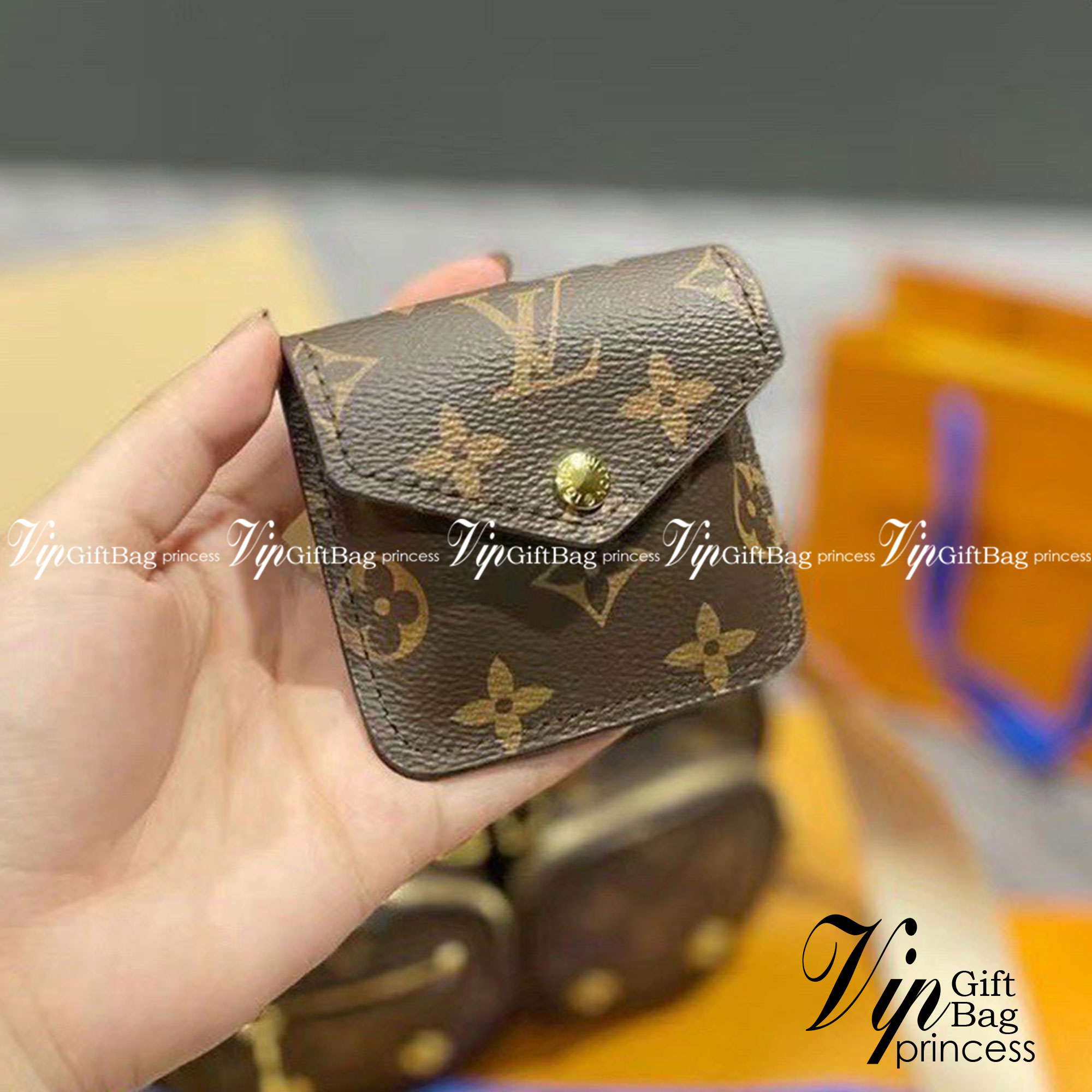 LV UTILITY CROSSBODY BAG กระเป๋าสะพาย และคาดอกได้ เท่มากๆ เลยค่ะ รุ่นนี้เป็น unisex ใช้ได้ทั้งชายหญิง รุ่นตามหา หนังลายโมโนแกรม งานสวย อะไหล่ปั้มทุกจุด ราคาสุดคุ้ม คุณภาพงานตามรูป ถ่ายจากสินค้าจริง สวยปังๆ เลยค่า