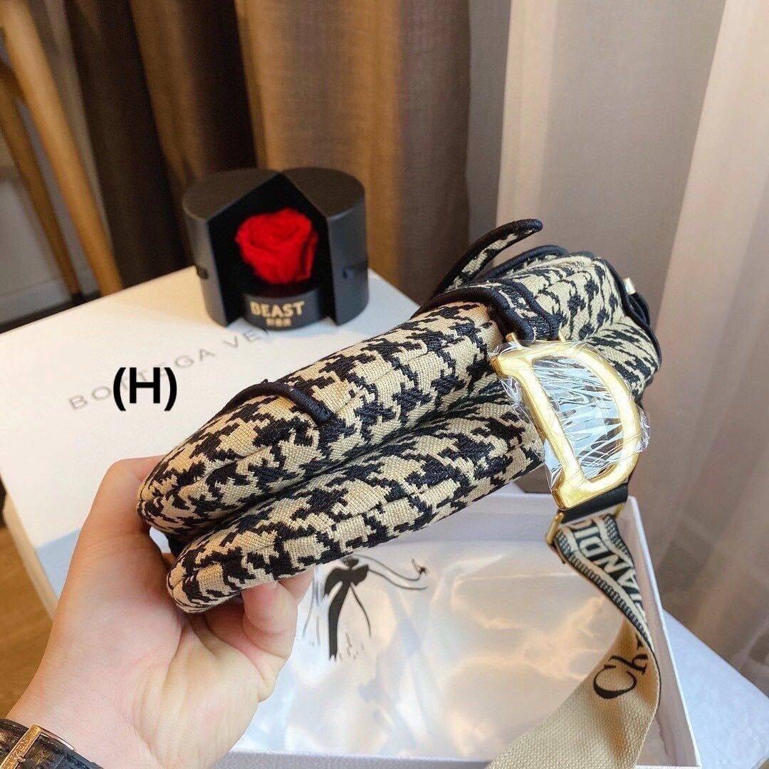 DIOR SADDLE BAG กระเป๋าสะพายดิออร์ รุ่นยอดนิยมตามแบบฉบับแบรนด์ ใช้งานได้ 2 แบบ สะพายยาว CROSSBODY และสายสั้นถือได้เก๋ๆ ลุคนี้คูลสุดๆ เลยค่าา ภาพถ่ายจากสินค้าจริง! สวยมาก พร้อมส่งที่ไทยราคาสุดคุ้ม สาวๆ ห้ามพลาดค่ะ!