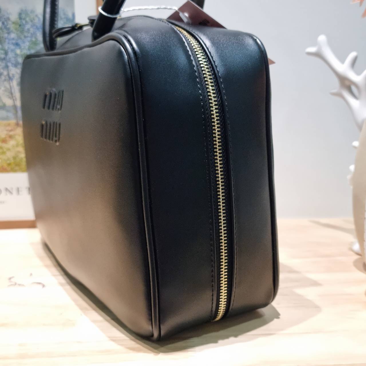 MIU MIU LEATHER BEAU BAG กระเป๋าถือรุ่นสุดจึ้ง ที่ไม่มีตอนนี้คือพลาด ดีไซน์เรียบแต่มากมีอยู่จริง สวยดูแพง หูจับในตัวง่ายและสะดวกพกพา เพียงแค่คล้องไหล่ ขนาดใหญ่จุของได้แบบสบายๆ