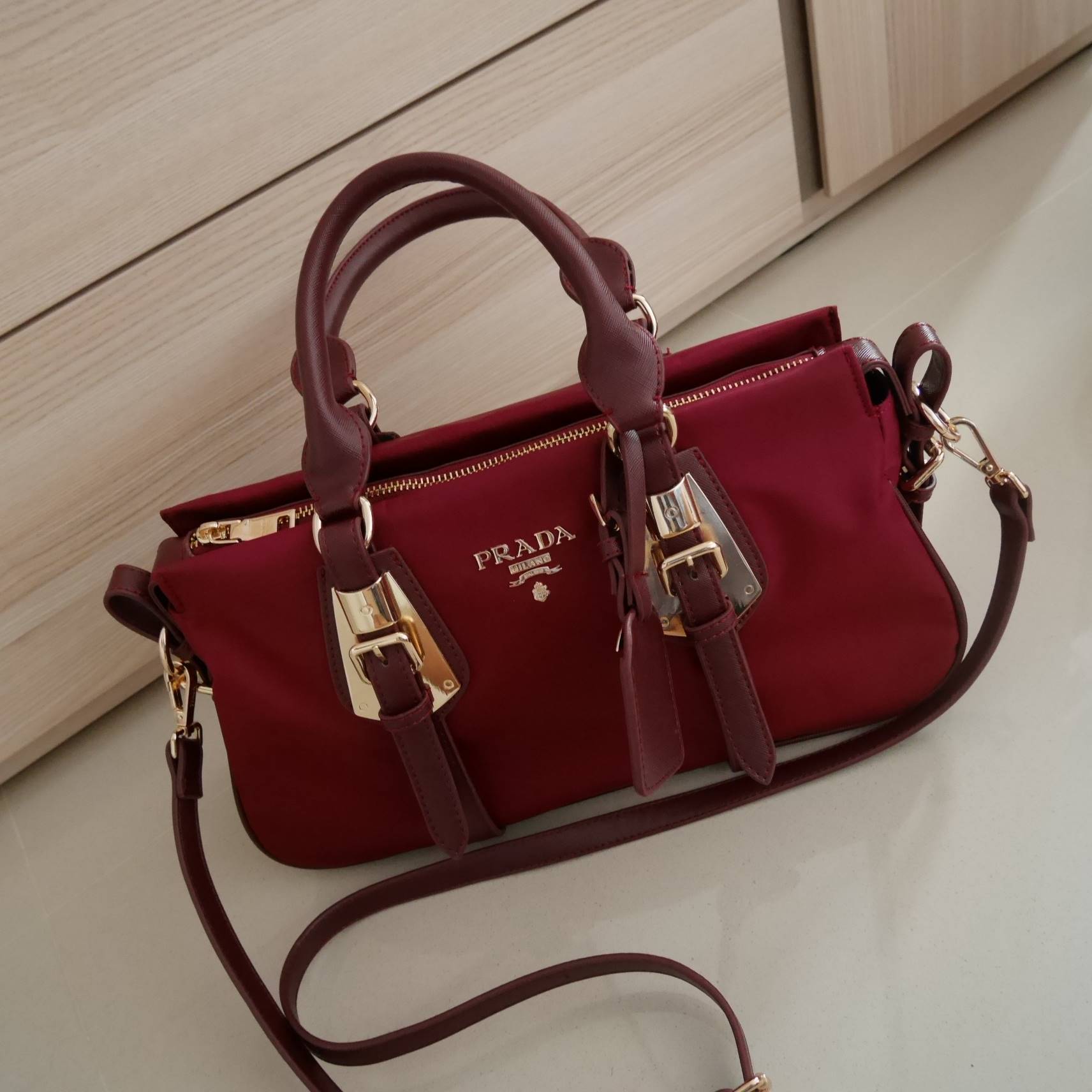 Restock!! รุ่นขายดีเว่อวัง **ถือแล้วหรูมาก กระเป๋าสะพายทรง Handbag จากงานพรีเมี่ยมกิ้ฟ แบรนด์ PRADA ของแท้100% เป็นกระเป๋าผ้า Nylon สลับหนัง PU จุของได้เยอะ สะพายไหล่ได้ เปิดปิดด้วยซิป ถือก็สวยๆ มีสายยาวค่ะ ใช้แล้วสวยมากๆคุ้มเกินราคารับประกัน รีบช้อปก่อนห