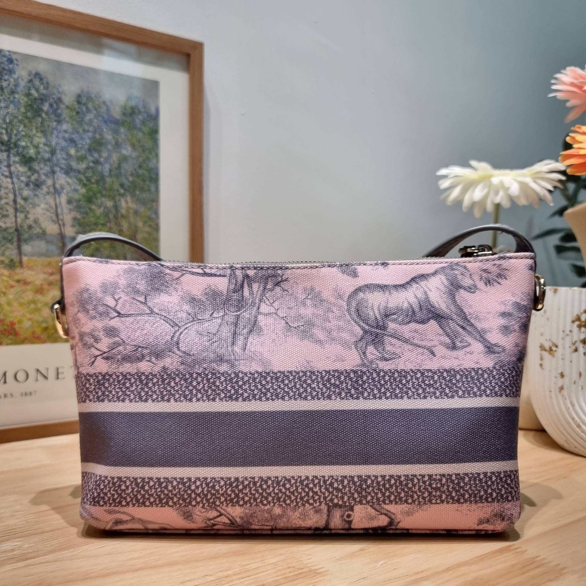 Dior travel nomad pouch / DIOR POUCH BAG พร้อมส่ง กระเป๋าทรงพอช ขนาดกำลังดี ดีไซน์ให้เป็นได้ทั้งกระเป๋าพกพาเอนกประสงค์ เวลาไปท่องเที่ยว หรือจะใช้เป็นกระเป๋าหลักพกของสำคัญก็ได้