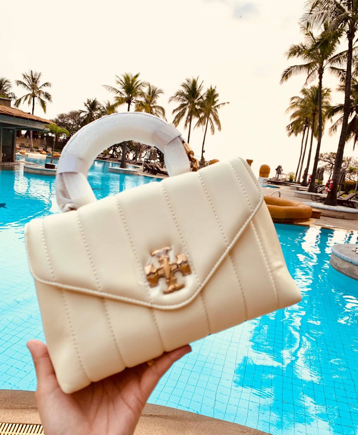 TORY BURCH KIRA QUILTED SMALL BAG พร้อมส่งที่ไทย ไม่ผิดหวังแน่นอนค่ะ! กระเป๋าหิ้วหรือสะพายข้างได้ วัสดุหนังแกะแท้ทั้งใบ ((หนังแกะจะมีคุณภาพดีเงานิ่มและแพงกว่าหนังวัวจ้า)) หนังนิ่มสวยงามมากๆค่ะ เปิดปิดกระเป๋าแบบหมุนล็อคแบบโลโก้แบรนด์ ใช้อะไหล่คลาสสิคดูหรูเ