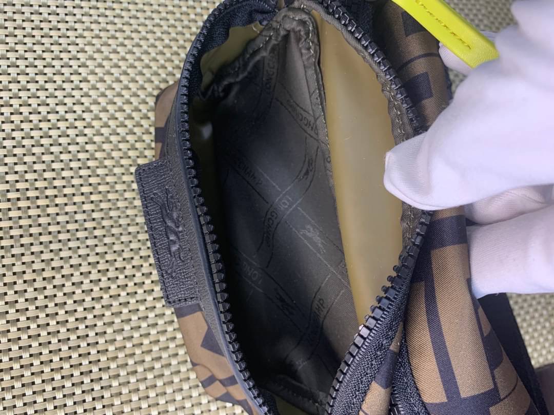 LONGCHAMP LE PLIAGE LGP BELT BAG M เท่ห์อย่างมีสไตล์กระเป๋าทรงคาดอกและคาดเอวดีไซน์แนวสปอร์ต เพิ่มความโดดเด่นทันสมัยด้วยลายซิกเนเจอร์ มีช่องซิปที่ใช้งานง่ายช่วยให้คุณหยิบใช้สิ่งของจำเป็นได้อย่างสะดวกและง่ายดาย และผสานสายรัดแบบปรับได้เข้ากับหัวเข็มขัดตัวล็อ