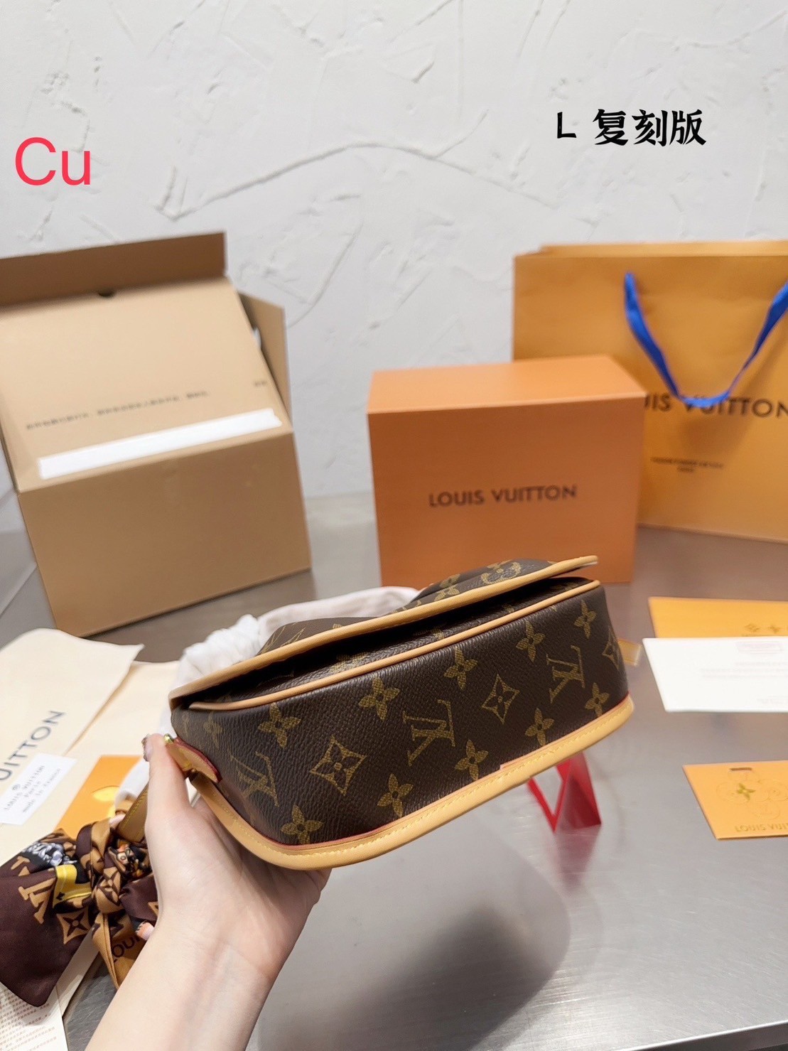 LV Monogram Canvas Menilmontant Bag / LV Crossbody bag กระเป๋าสะพายพิมพ์ลายโมโนแกรมสุดหรูจากแบรนด์ดัง รูปทรงใช้งานง่าย ภายในจุของได้เยอะ ขนาดกำลังสวย ใช้เป็น every ได้เลยค่ะ