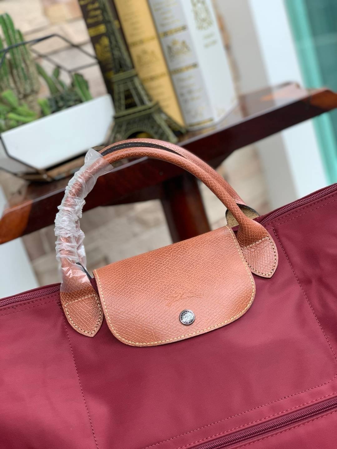 LONGCHAMP LE PLIAGE CLUB TRAVEL BAG กระเป๋าขนาดใหญ่สำหรับการเดินทาง เราเรียกที่นี้ว่า travelling bag รุ่นคลาสสิค มาพร้อมสายสะพายยาวที่ปรับและถอดออกได้ ความพิเศษของรุ่นนี้ที่ครองใจนักเดินทางทั่วโลก คือซิปรอบตรงกลางตัวกระเป๋า สามารถเปิดซิปเพื่อขยายขนาดและพั