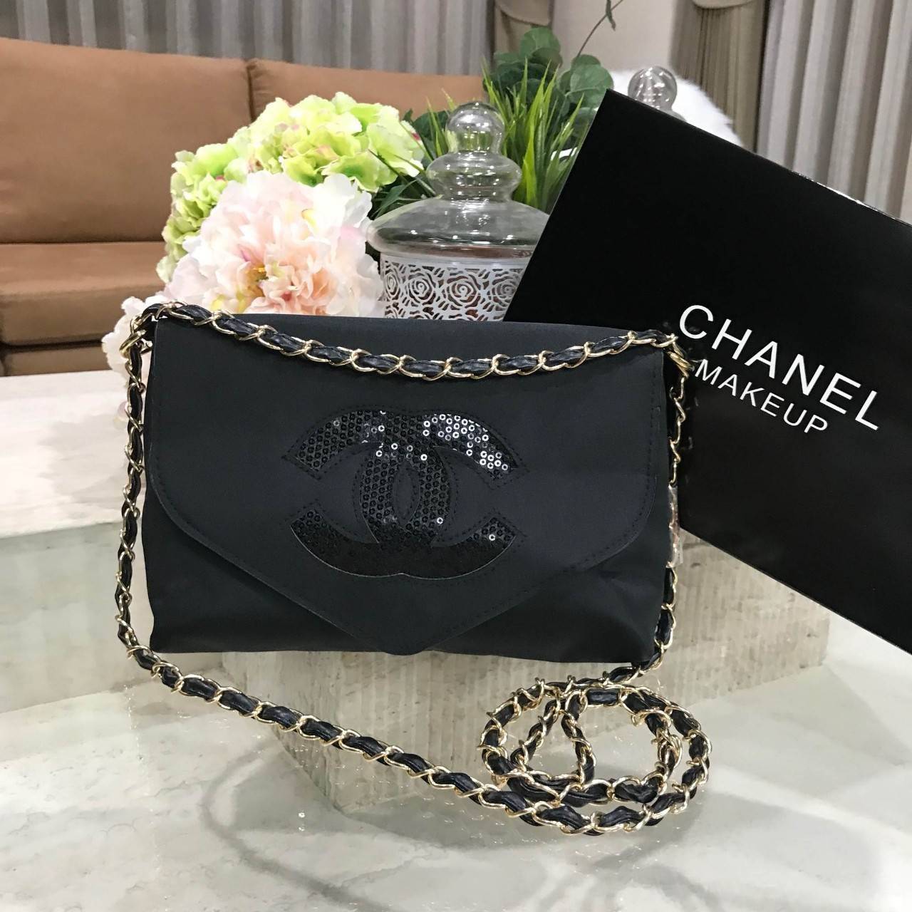Chanel Envelope Cosmetic Bag With Chain VIP Gift With Purchase (GWP) VIP. gift แท้จาก Chanel Cosmetic Counter ดีไซน์รูปซองจดหมาย วัสดุ Nylon & Polyester 100% อยู่ทรงสวยอด้านหน้า ประดับโลโก้แบรนด์วิ๊งๆ สวยหรูดูดี เปิดปิดด้วยฝาปิด พร้อมซิปแบรนด์อะไหล่ทอง ซั