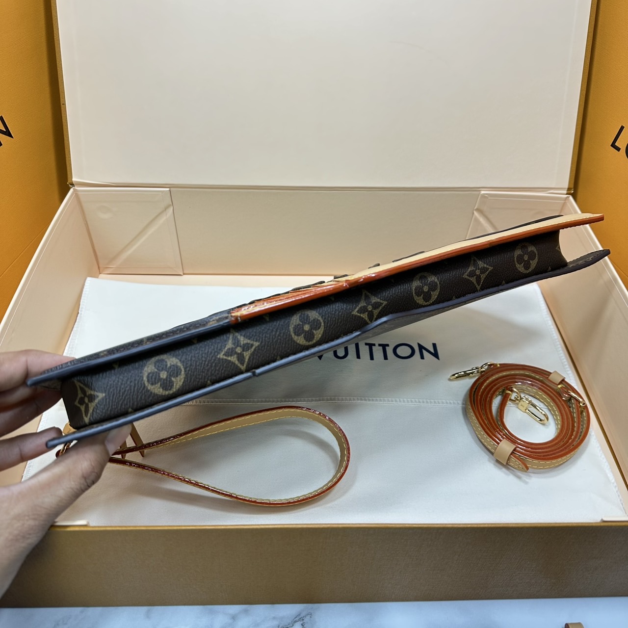 TOP ORI หนังแท้ | LV Fan Bag กระเป๋าสะพายดีไซส์รูปพัด เปิดตัวกระเป๋ารุ่น Fan ดีไซน์โดดเด่นบนรันเวย์แฟชั่นโชว์คอลเลกชันประจำฤดูกาล Spring-Summer 2025