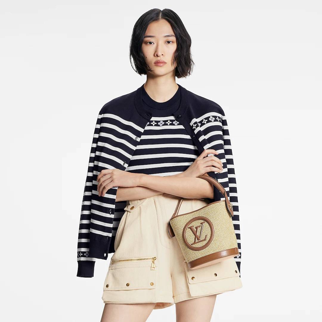 LV PETIT BUCKET BAG ไอเท็มเอ็กซ์คลูซีพจัดมาให้สาวๆโดยเฉพาะ!! กับกระเป๋าสะพายรุ่นลิมิเต็ดหายาก รูปทรงสวยงามสานเต็มใบ และยังโดดเด่นด้วยโลโก้ สีโทนอุ่น