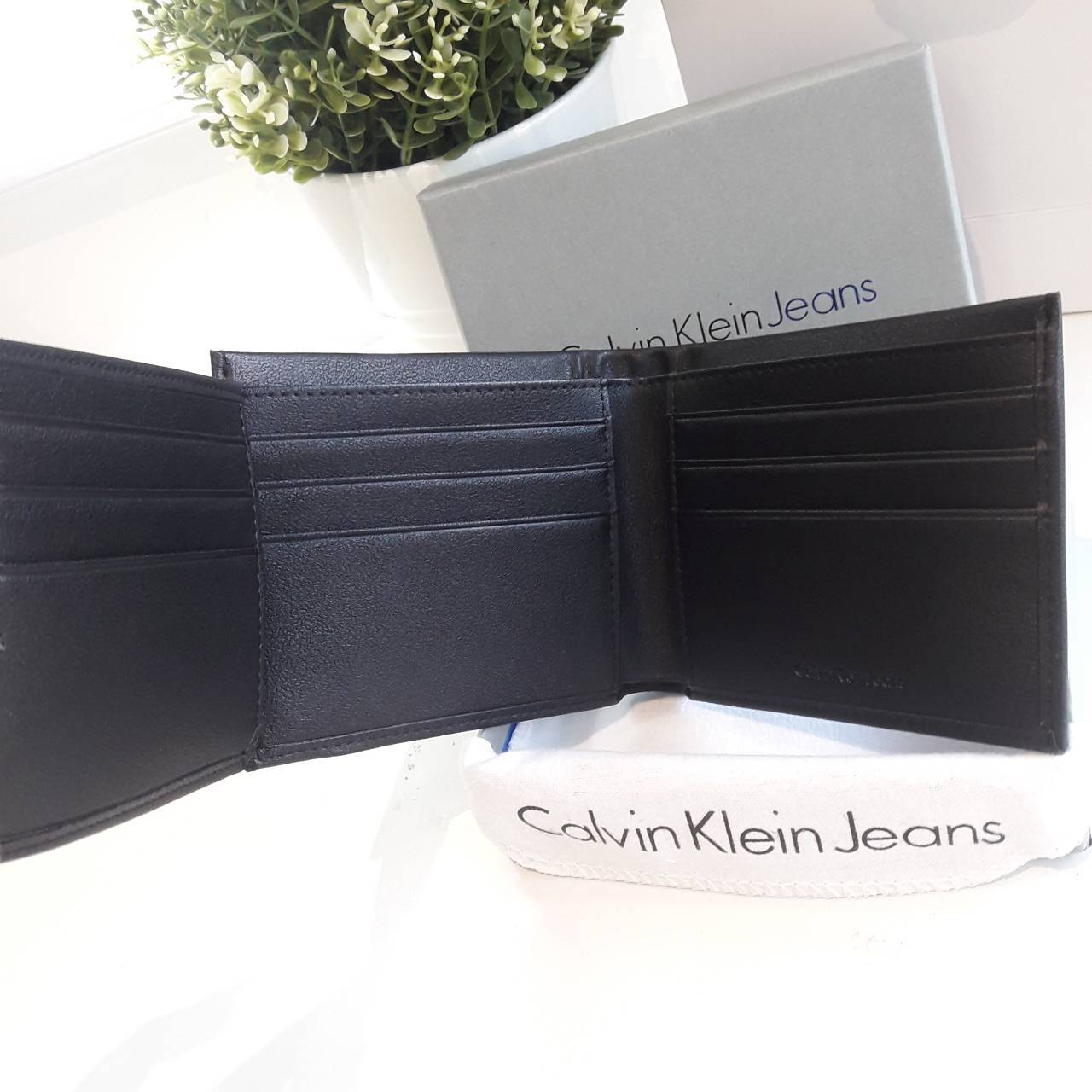 Set กระเป๋าสตางค์ชาย Calvin Klein Short Wallet กระเป๋าสตางค์ใบสั้น ของแท้100% ได้มายากมากค้าาา น้ำหนักเบา ด้านหน้าประดับด้วยโลโก้แบรนด์โลหะเงิน ด้านในเปิดได้ทั้งแบบสองและสามพับ ช่องใส่บัตรเยอะจุใจ ท่านไหนที่กำลังมองหาของขวัญสุดหรู ให้คุณผู้ชาย เซ็ตนี้ตอบโ