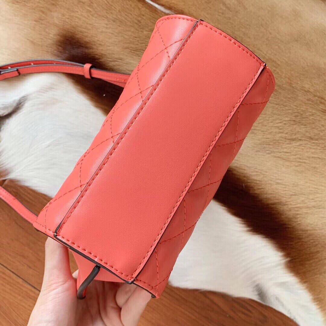 GUESS ELLIANA QUILTED MINI SATCHEL BAG กระเป๋าสะพายรุ่นยอดนิยม วัสดุ PU คุณภาพดี นิ่ม น้ำหนักเบาด้านหน้าประดับด้วยโลโก้แบรนด์สุดหรู เปิดปิดกระเป๋าด้วยซิปสะดวกใช้ ด้านในกว้างมีช่องซิปสำหรับใส่ของ ใส่มือถือได้ทุกรุ่น ซับในลายแบรนด์ สายสะพายหนังเลื่อนปรับระด