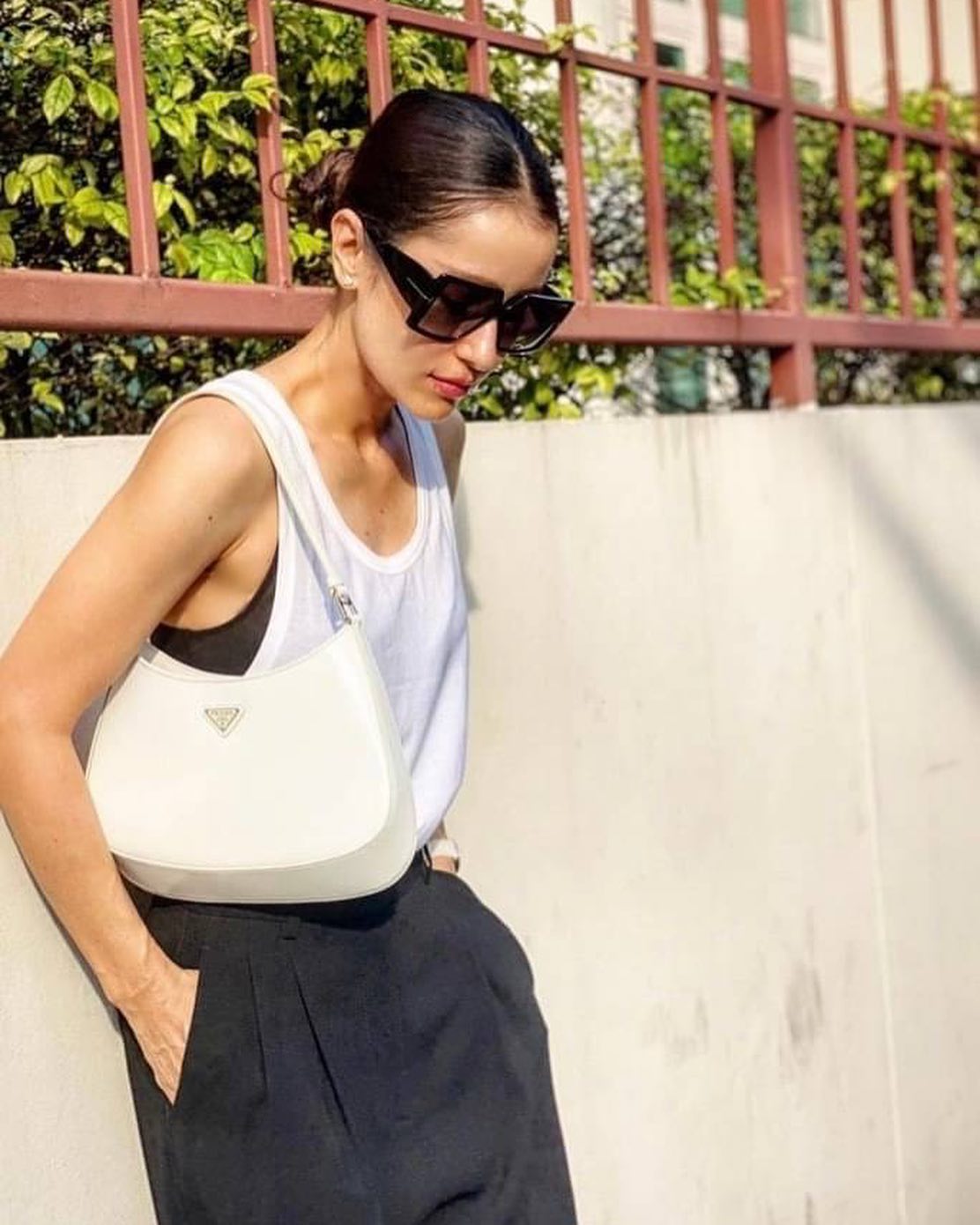 Prada Cleo brushed leather shoulder bag กระเป๋าทรงสวยยอดฮิต กับแบรนด์ PRADA งานพรีเมียมกิ้ฟท์จากแบรนด์ ทรงสะพายไหล่สวยหรูอยู่ทรง PRADA CLEO หนังเรียบดำเงาหรูสุดคลาสสิต เปิดปิดด้วยกระดุมอะไหล่เงินทั้งใบ ด้านในใส่กระเป๋าสตางค์ยาว มือถือ ของจุกจิกได้เยอะ มีป