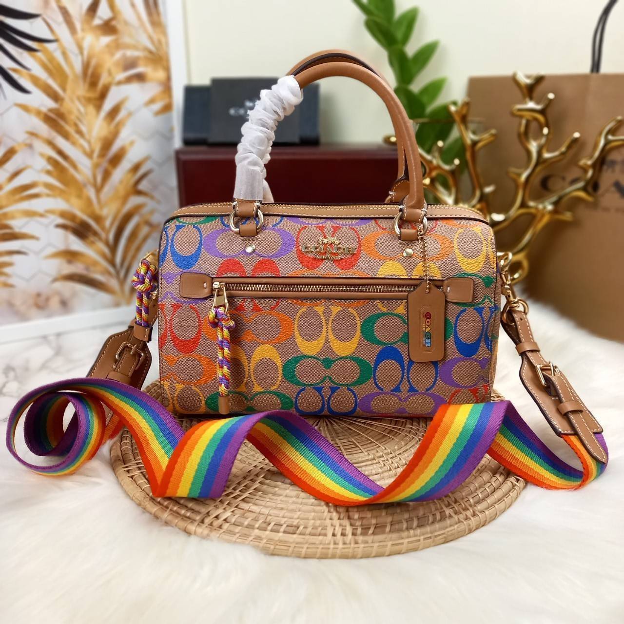 COACH ROWAN SATCHEL IN RAINBOW SIGNATURE CANVAS (COACH C4396)🌈 คอลเลคชั่นที่มาแรงที่สุด ร้อนแรงได้อย่างไม่มีแผ่วลงเลยสักนิด! โดดเด่น สดใส สะดุดตา🌈 ระดับตัวTOP ต้องยกให้เธอเลย กับ COACH ทรงหมอน 10" คอลเลคชั่นนี้// วัสดุหนังแคนว