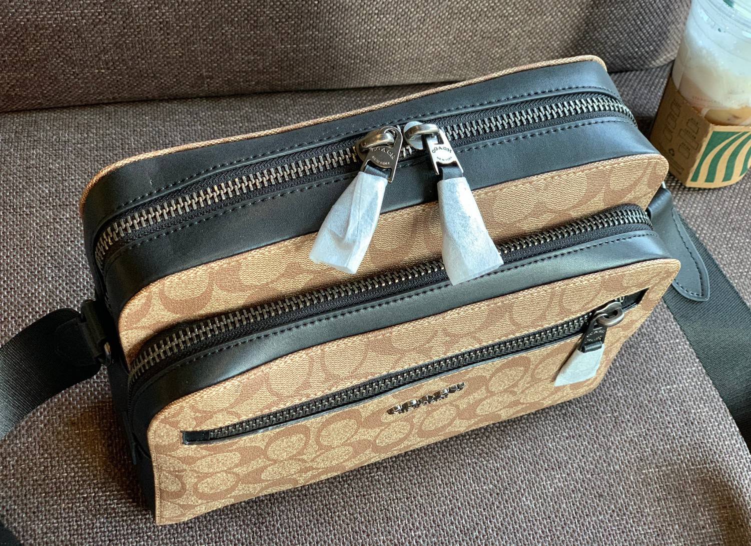 พร้อมสีออกใหม่ ห้ามพลาดค่าา!! COACH WEST CAMERA BAG IN SIGNATURE ((91485)) 🔺กลับมาตามคำเรียกร้องค่าา! กระเป๋าสะพายผู้ชาย((ผู้หญิงก็ใช่สวยทีเดียวค่ะ😘)) หนังแท้ ล่ยหนังCanvasสวยค่ะ มีช่องซิปหน้า//ช่องซิปกลางกว้าง//ช่องหลักแบบซิปคู่ ใส่สัมภาร