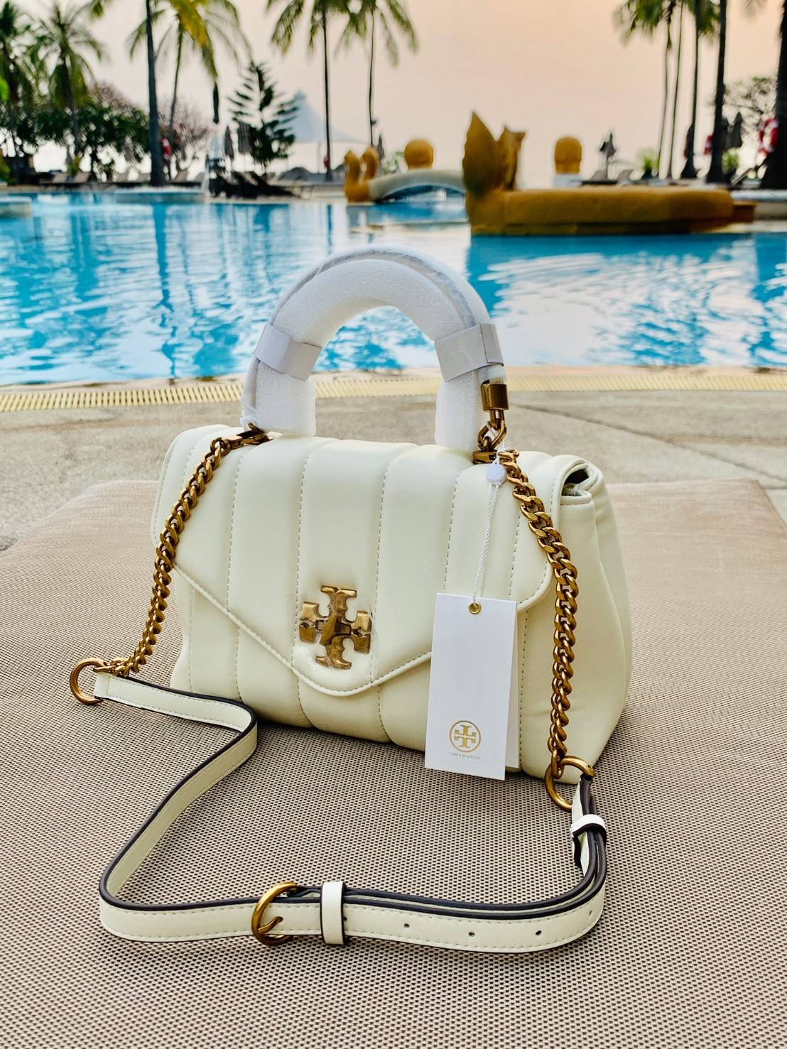 TORY BURCH KIRA QUILTED SMALL BAG พร้อมส่งที่ไทย ไม่ผิดหวังแน่นอนค่ะ! กระเป๋าหิ้วหรือสะพายข้างได้ วัสดุหนังแกะแท้ทั้งใบ ((หนังแกะจะมีคุณภาพดีเงานิ่มและแพงกว่าหนังวัวจ้า)) หนังนิ่มสวยงามมากๆค่ะ เปิดปิดกระเป๋าแบบหมุนล็อคแบบโลโก้แบรนด์ ใช้อะไหล่คลาสสิคดูหรูเ