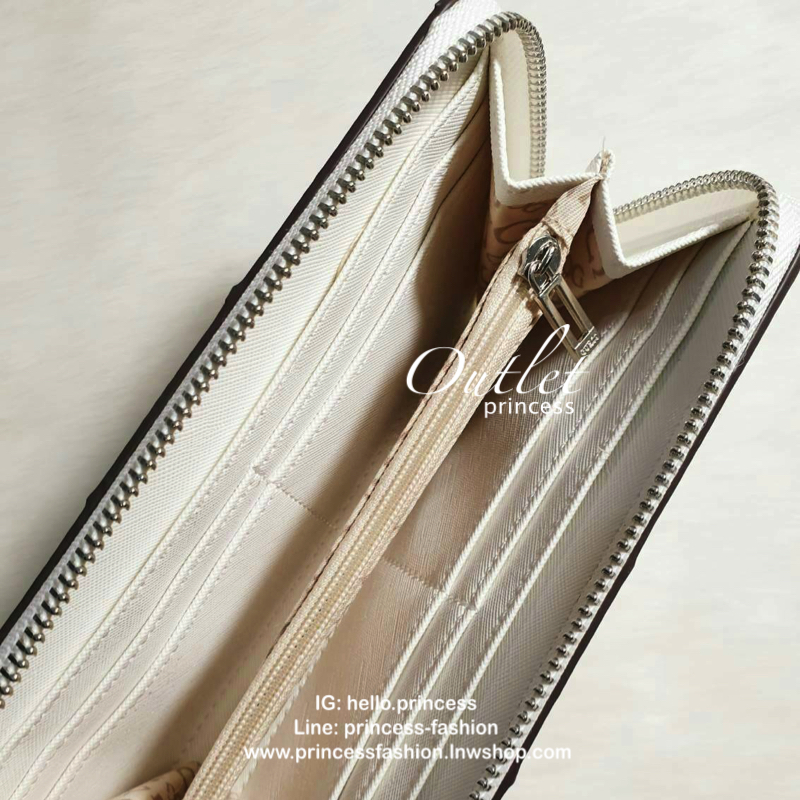 GUESS FACTORY WOMEN'S ZIP AROUND LONG WALLET กระเป๋าสตางค์หนังทรงซิปรอบพิมพ์ลายแบรนด์ ด้านหน้าติดโลโก้แบรนด์ ภายในมีช่องใส่ธนบัตร ช่องใส่บัตรหลายช่องและช่องซิปกลางใส่เหรียญ มีให้เลือกถึง 4 สี สวยคุ้ม น่าใช้มากๆค่า