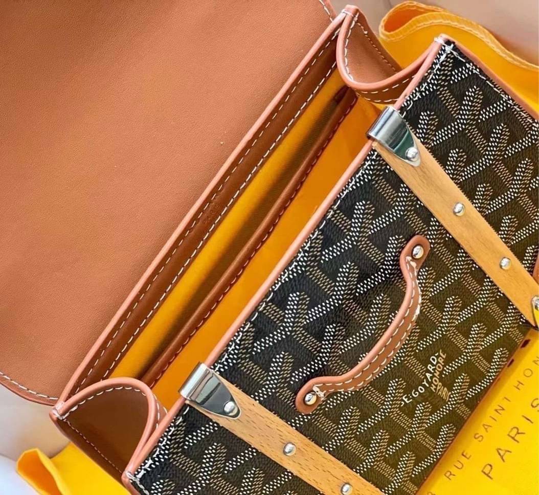 GOYARD Saigon Structure Mini Bag คุ้มค่าและ exclusive ที่สุดกระเป๋าทรงโท้ทไซส์มินิ ดีไซน์ล้ำ โดดเด่นด้วยรูปทรงและมือจับไม้สังเคราะห์ ที่ไม่เหมือนใคร และเพิ่มลูกเล่นด้วยสายคาด ใช้งานได้ทุกสถานการณ์ หยิบใช้วันไหนๆ ก็ตอบโจทย์ได้หมดน้า