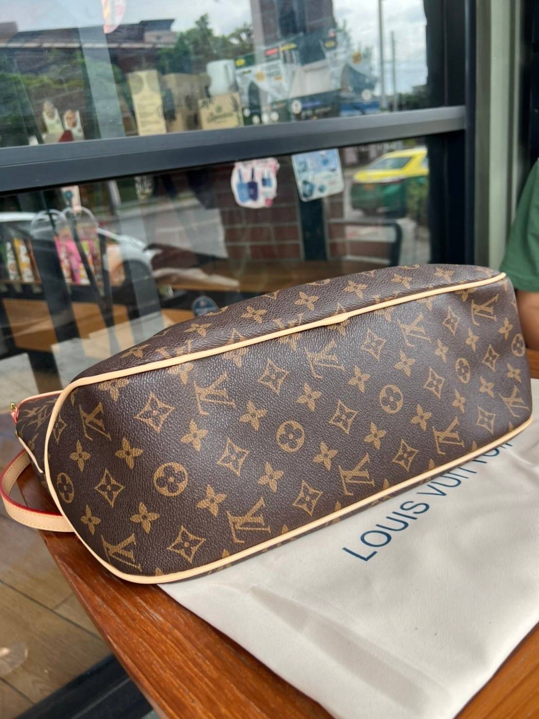 Louis Vuitton Monogram Delight Canvas กระเป๋าสะพายข้างทรงสูงใบใหญ่หนังแกะสังเคราะห์ หูหิ้วปั้มโลโก้ ด้านในมี1ช่องซิป 1ช่องใส่ของจุกจิ๊ก อะไหล่ทองหรูหรา มีสายยาว ถอดสายได้ ปรับระดับได้ จุของได้เยอะ หรูหรา สวยงาม เหมาะกับทุกโอกาศ ต้องมีติดตู้ห้ามพลาดเลยค่า