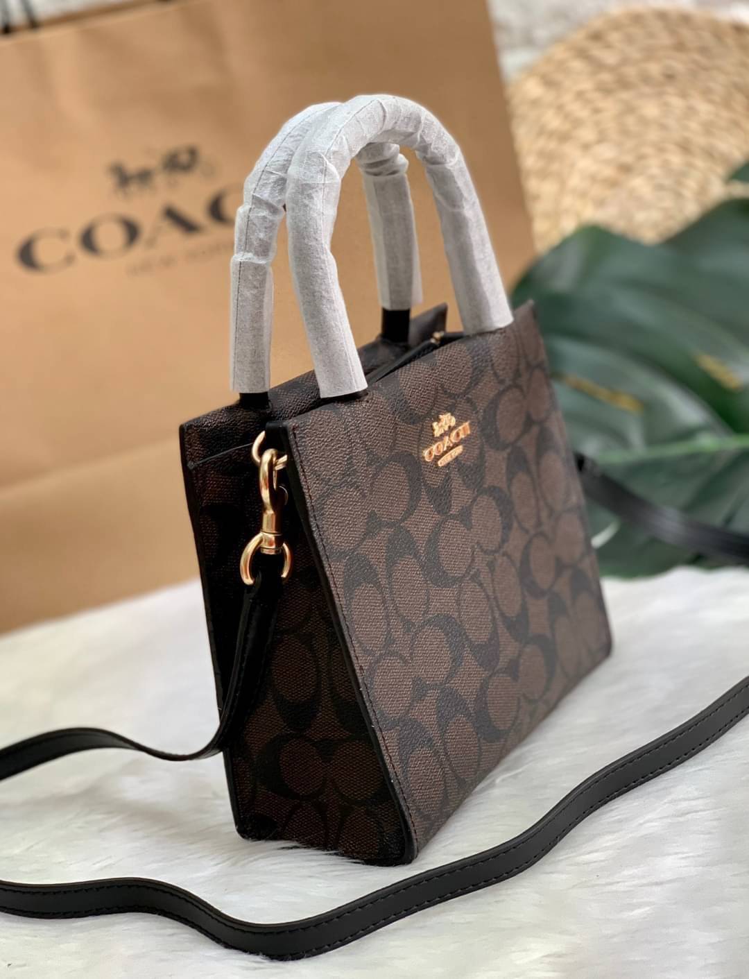 COACH MINI CALLY CROSSBODY IN SIGNATURE ((3599, 2184, 5693, 2134, 2183)) พร้อมส่งที่ไทยทันที! กระเป๋าสะพายครอสบอดี้ร์ กระเป๋าครอสบอดี้โท้ทมินิไซส์ รุ่นใหม่สุดฮอต!! ใบจริงคือน่ารักม้ากกกก!! สวยอยู่ทรง น่ารักน่าใช้ ทรงTote ปากกระเป๋าเปิดปิดแบบแม่เหล็ก ภายใน