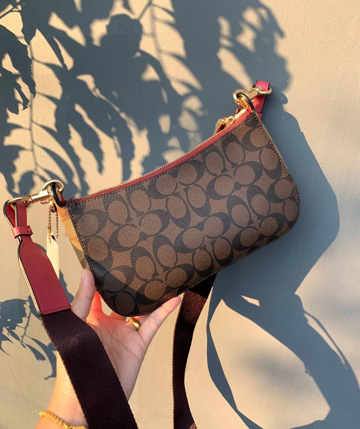 สีเข้าใหม่ สวยมากจริงค่ะ!! COACH JES BAGETTE IN BLOCKED SIGNAATURE ((C6825)) 📌พร้อมส่งที่ไทย สินค้าเข้าใหม่ลาสุดค่ะ! กระเป๋าสะพายครอสบอดี้ร์ หนังแท้ น้ำหนักเบา ทรงสวย 🔺ตัวกระเป๋าเป็นหนังลายC สลับสีได้ลงตัวสวยงาม โดดเด่น น่าใช้มากๆค่ะ!