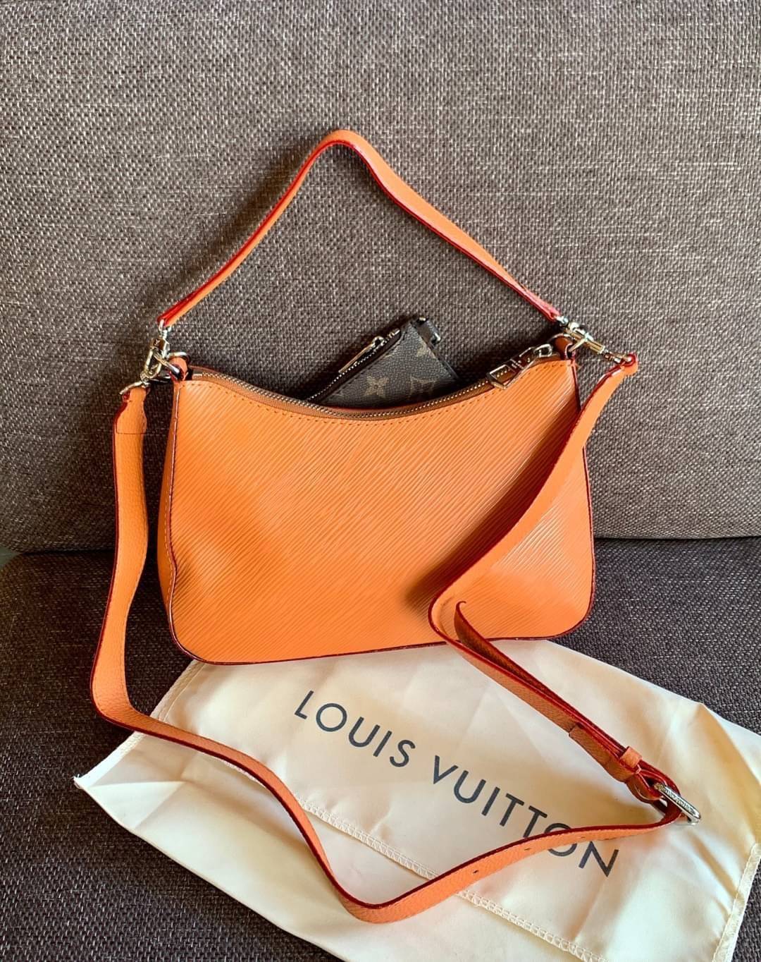 VIP 🥂 LOUIS VUITTON MARELLR EPI LEATHER รุ่นนี้ลายหนังเป็นลายไม้ มีโลโก้แบรนด์แบบฉลุด้านหน้า มาพร้อมกระเป๋าใบลูกแบบซิปจัดเก็บได้ตรงช่องด้านหน้า สามารถถอดออกแยกใช้งานได้ต่างหากนะคะ เปิดปิดกระเป๋าแบบซิป ภายในโล่ง สามารถใส่กระเป๋าเงินใบยาวได้;ของจุกจ