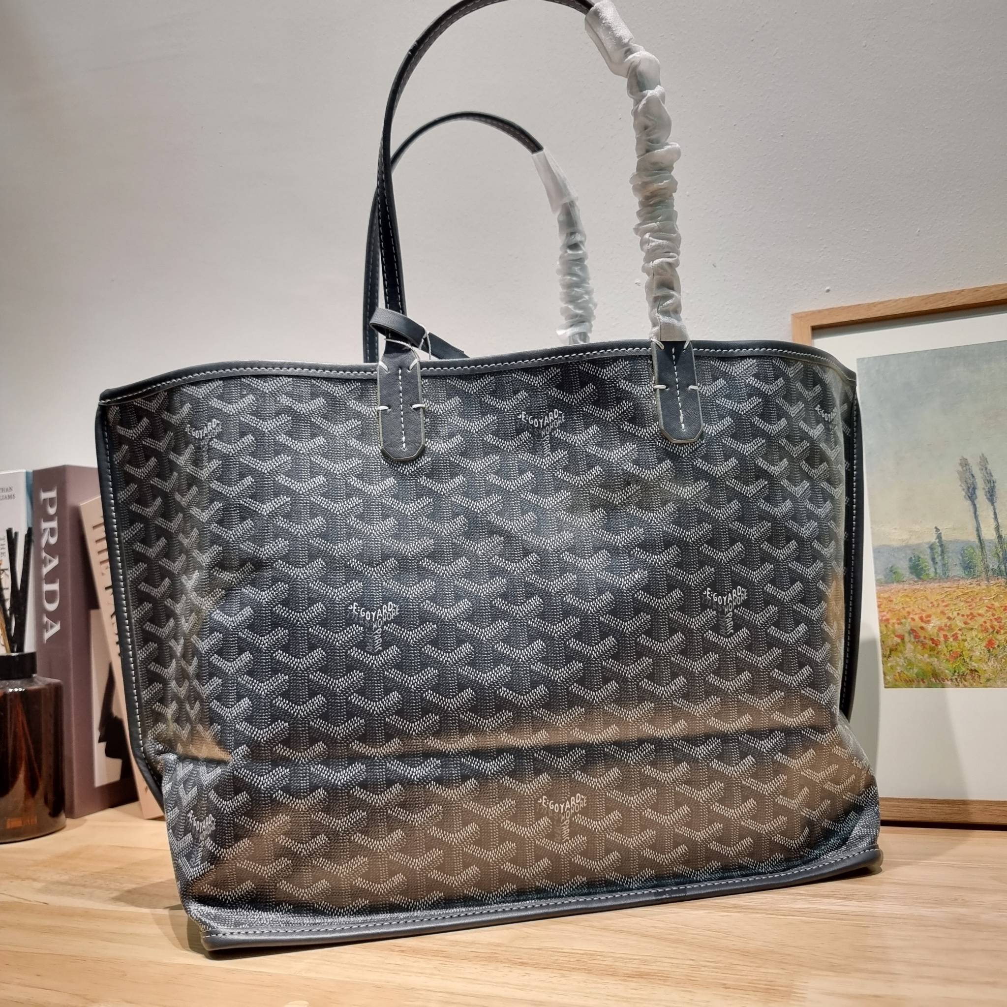 GOYARD ANJOU REVERSIBLE TOTE กระเป๋าสะพายทรงโท้ท ใบใหญ่จุใจ!! กลับด้านใช้ได้ทั้ง 2 ด้าน มาครบสีขายดี เลิศทุกสี รูปทรงคลาสสิค ดีไซน์เป็นเอกลักษณ์ ใช้งานได้หลากหลาย สามารถกลับด้านใช้ได้แบบไม่มีเบื่อ วัสดุหนังแคนวาสพิมพ์ลายสวยคม