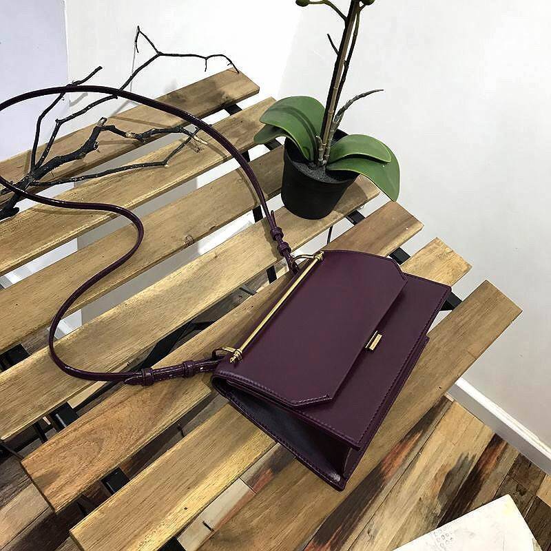 CHARLES & KEITH STRUCTURED HANDBAG กระเป๋าถือหรือสะพายรุ่นใหม่ล่าสุดหนังอยู่ทรงสวย เปิดปิดด้วยตัวล๊อคอะไหล่ปั้มโลโก้ หูจับถนัดมือพร้อมสายสะพายยาวถอดปรับระดับได้ น้ำหนักเบา ภายในมีโลโก้พร้อมช่องซิป ใส่กระเป๋าสตางค์ใบยาวได้ จะถือหรือสะพายก็ดูดี สาวๆที่กำลัง