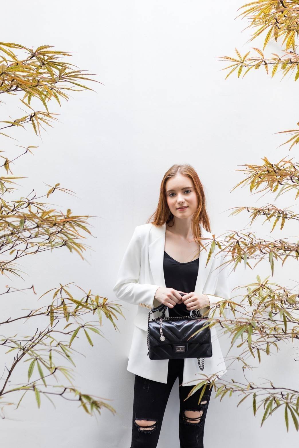 รุ่นขายดีเข้าเพิ่มค่า KEEP รุ่น coco chain handbag กระเป๋าทรงหรู รอบใหม่ ใช้หนัง Microfiber นิ่ม ฟู ตึงสวย ทนกว่าเดิมอยู่ทรง ใครชอบสไตล์นี้ห้ามพลาดนะคะ ใบนี้มีหูถือได้ ด้านในสีแดงสวย มีช่องแบ่งเก็บของหลายช่อง ด้านหลังมีช่องพิเศษสามารถใส่มือถือได้ค่ะ สายปร