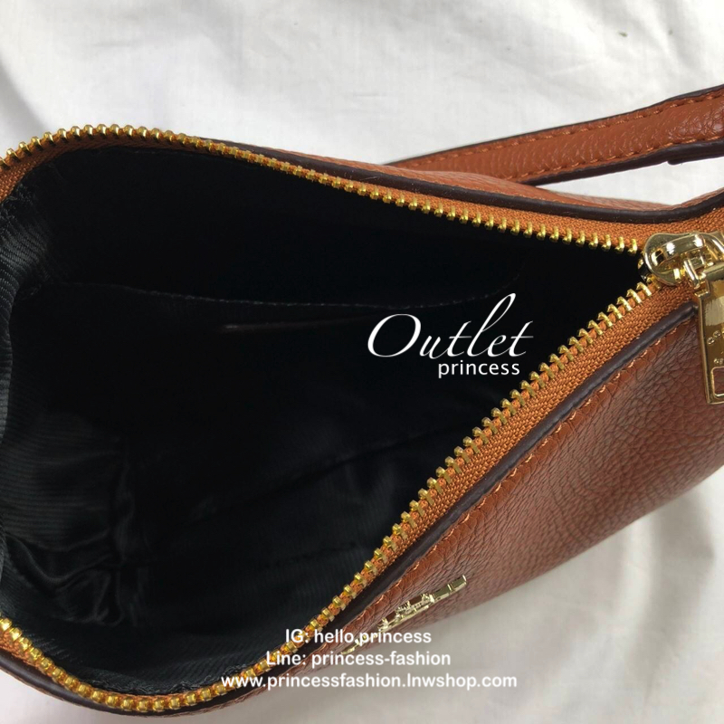 Coach leather crossbody bag กระเป๋าสะพายข้าง crossbody size mini วัสดุหนังลายสวย เปิด - ปิดกระเป๋าซิป ด้านในโล่ง ใส่ wallet กล่ง มือถือทุกรุ่น มีช่องเล็ก พร้อมสายสะพายสั้น และยาวปรับได้ ปรับอถอดออกได้ค่ะ