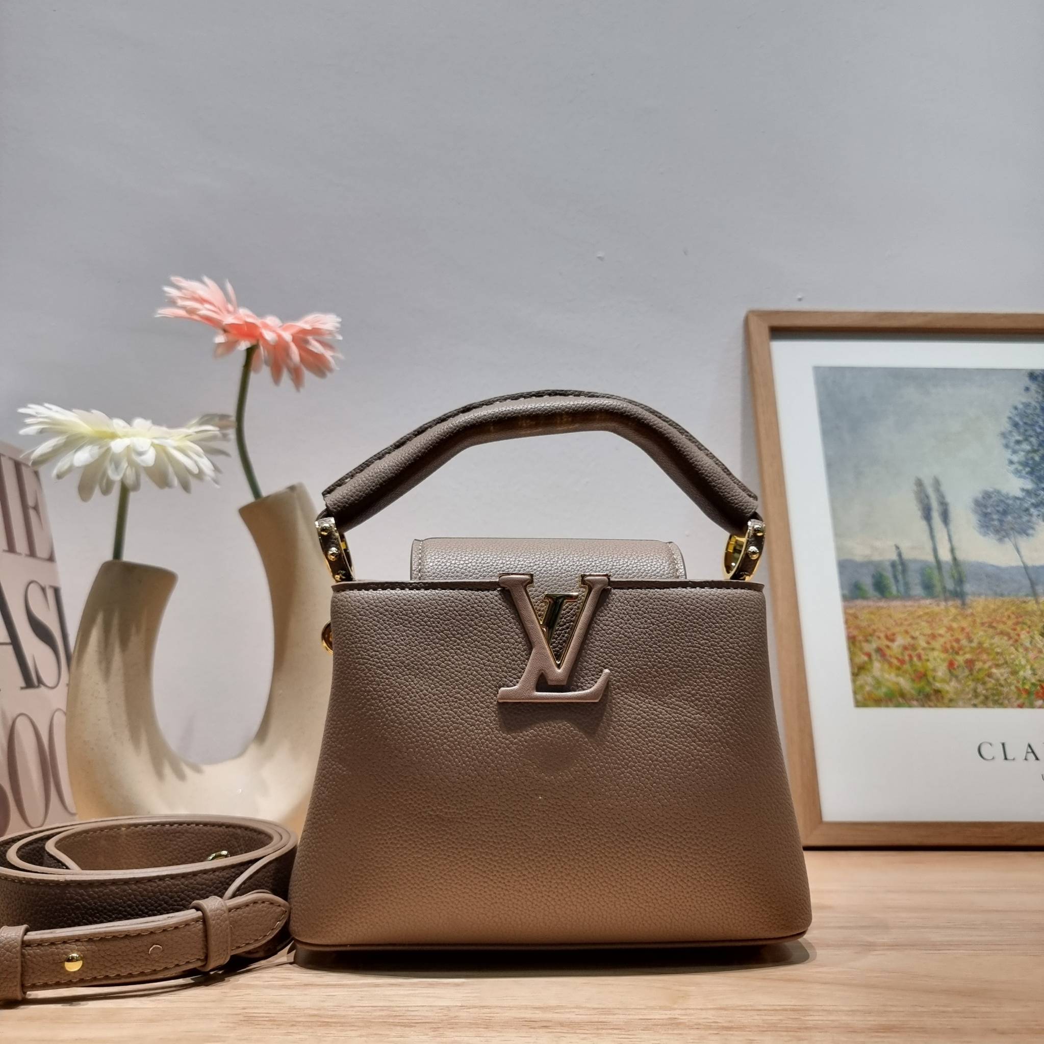 LV capucines mini top handle ที่สุดของความสวยในราคาเบาๆ กระเป๋าถือสุดหรู ดีไซน์ทรงคลาสสิค ที่รอบนี้มาในไซส์มินิ ดีงามม้ากกกก!! มาพร้อมหูจับในตัว ด้วยรูปทรงวินเทจและวัสดุหนังลูกวัว ขับผิว ทำให้ไอเท็มนี้สะกดทุกสายตาจริงๆ