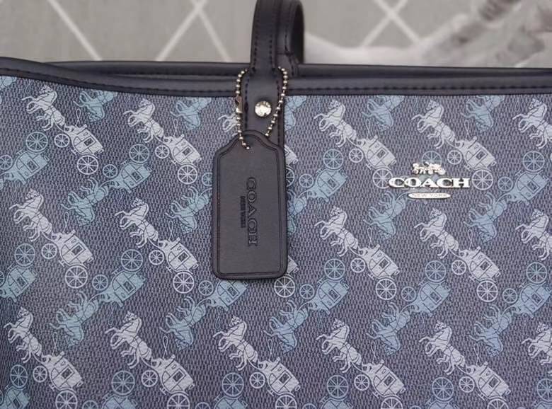 COACH 91107 REVERSIBLE CITY TOTE WITH HORSE AND CARRIAGE PRINT ใช้ได้ 2 ด้าน 🔺ทรง Tote รุ่นแนะนำค่ะ!! วัสดุ pvc อย่างดี นิ่มยวบตัวสวย ลายรถม้าทั้งใบค่ะ (ในไทยหายากค่ะลายนี้) 📌สามารถใช้ได้ทั้งด้านในและด้านนอกนะคะ สวยทั้ง2ด้านเลยทีเดียว เป็น