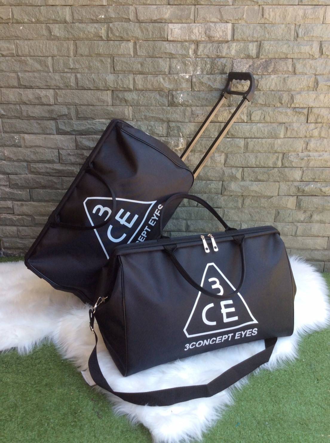 กระเป๋าเดินทางล้อลาก **3cebag เข้าแล้วจ้ารุ่นนี้สั่งทำพิเศษ เอาใจลูกค้า ต้องไปท่องเที่ยวบ่อย คันชักสั่งตรงจาฮ่องกง งานเป๊ะ หัวซิปนำกุญแจมาล็อคได้ ตัดเย็บโดยช่างคุณภาพ ซิปรูดลื่นมากๆ น้ำหนักเบา เหมาะกับไปเที่ยวหลายๆวัน นำติดตัวขึ้นเครื่องได้ วัสดุไนลอน ผสม