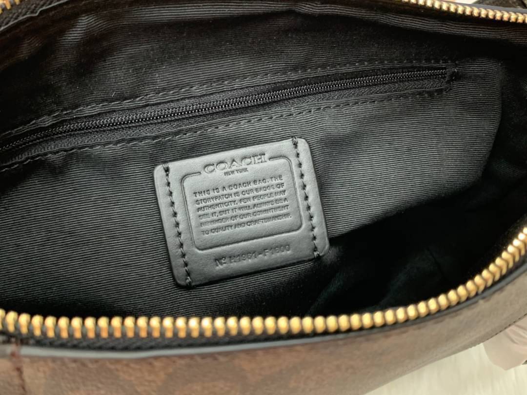 COACH SMALL MARLON SHOULDER BAG ((1600//1597)) 🌈พร้อมส่งที่ไทยอีกครั้ง ตามคำเรียกร้อง ห้ามพลาด! กระเป๋าหิ้ว//คล้องไหล่//สะพายข้างได้ หนังแท้ ทรงสวยมากค่ะ ด้านหน้ามีช่องซิปซ่อนแบบหนังห้อยให้2ช่อง ใส่ของจุกจิกค่ะ เปิดปิดกระเป๋าแบบซิป ภายในกว้างใส่ขอ