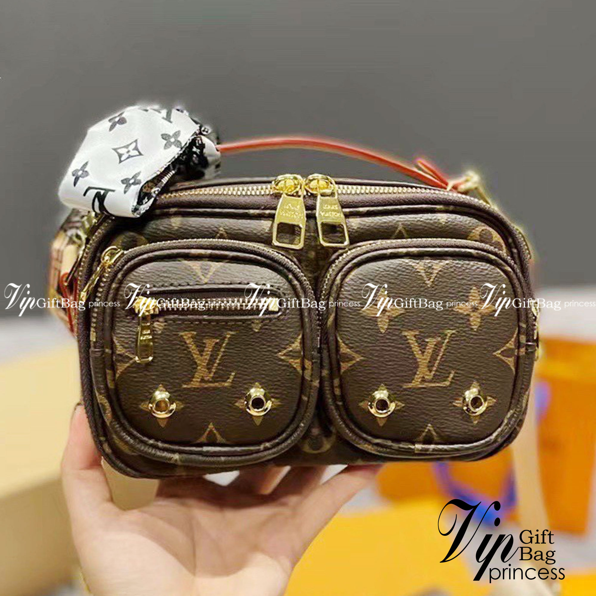 LV UTILITY CROSSBODY BAG กระเป๋าสะพาย และคาดอกได้ เท่มากๆ เลยค่ะ รุ่นนี้เป็น unisex ใช้ได้ทั้งชายหญิง รุ่นตามหา หนังลายโมโนแกรม งานสวย อะไหล่ปั้มทุกจุด ราคาสุดคุ้ม คุณภาพงานตามรูป ถ่ายจากสินค้าจริง สวยปังๆ เลยค่า