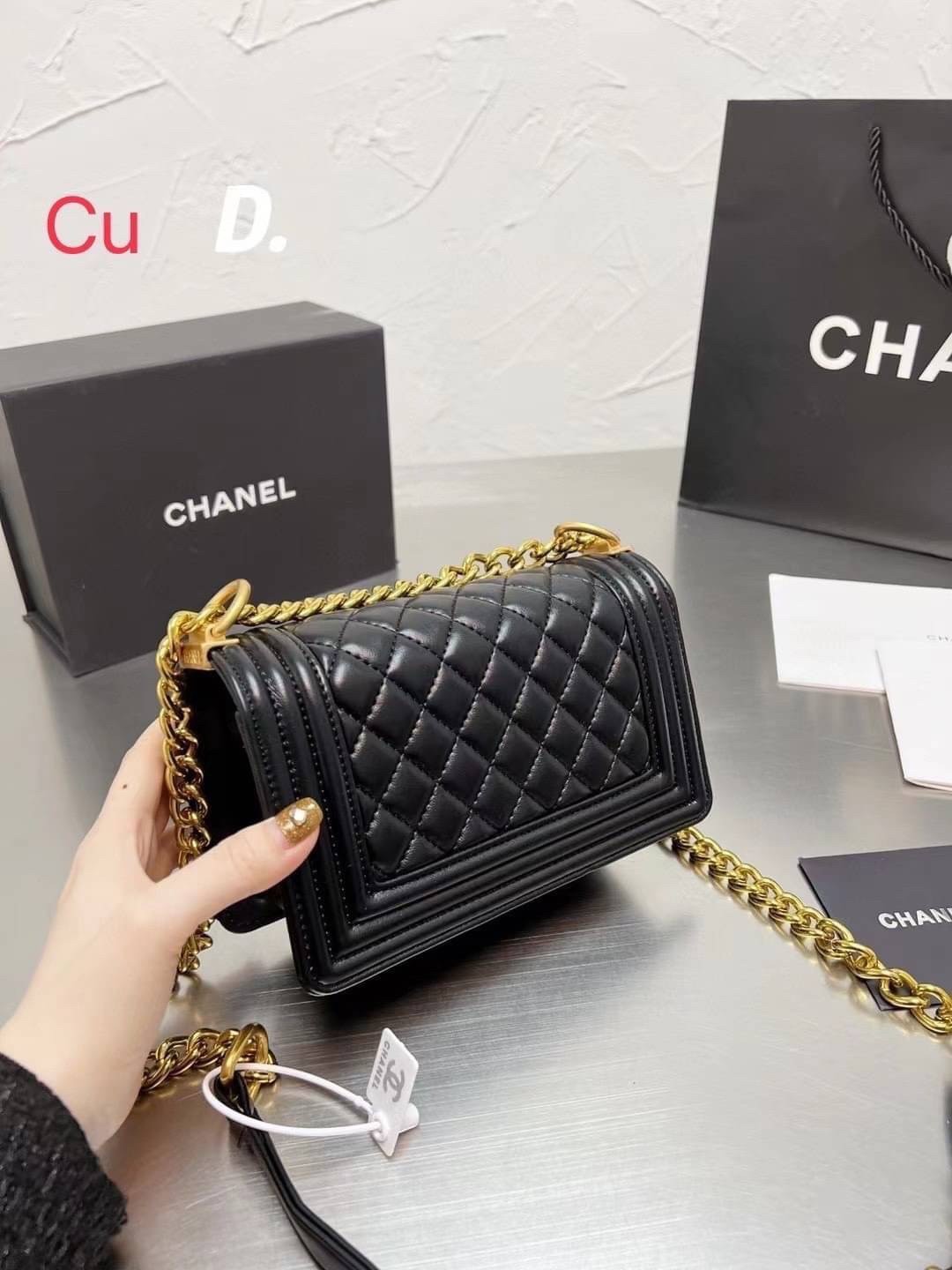CHANEL BOY 8" กระเป๋าสะพายทรงคลาสสิค มีงานหนังเรียบ และหนังคาเวียร์ อะไหล่เงิน/ทอง ตามรูป สวยหรูมาแต่ไกล สามารถสะพายออกงานได้หลายโอกาส สวยงามไม่ผิดหวังค่ะ