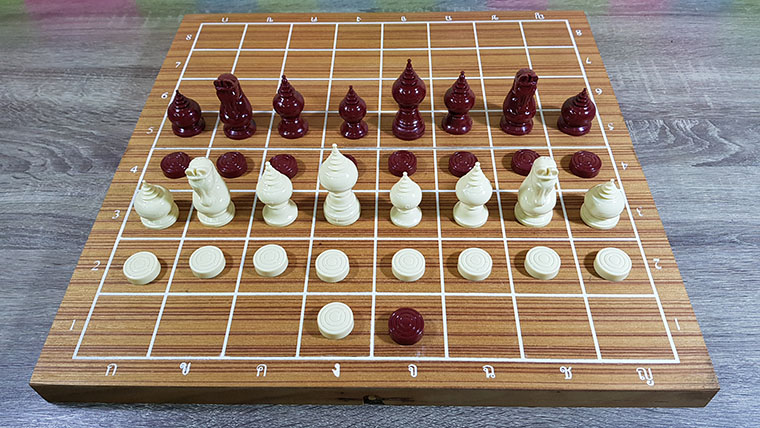 ชุดหมากรุกไทยตัวหมากปตท.(PTT)พร้อมกระดานไม้พับขนาด44x45 cm.