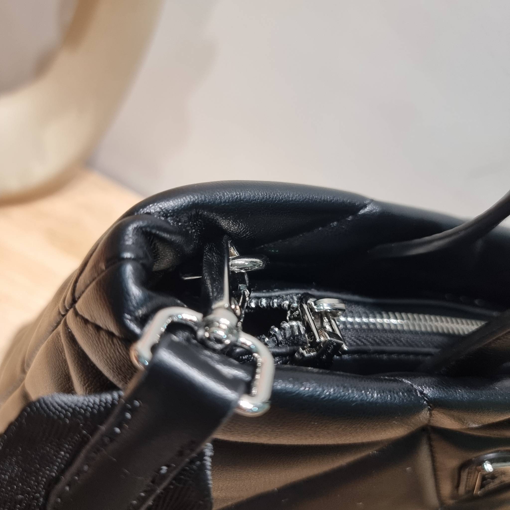 PRADA LEATHER PADDED BAG ใหม่ล่าสุด กับคอลเลคชั่นที่ทำออกมาตอบโจทย์ได้ทุกไลฟ์สไตล์ และเป็นยูนิเซ็กส์ กับกระเป๋าทรงโท้ท ขนาดกำลังดี