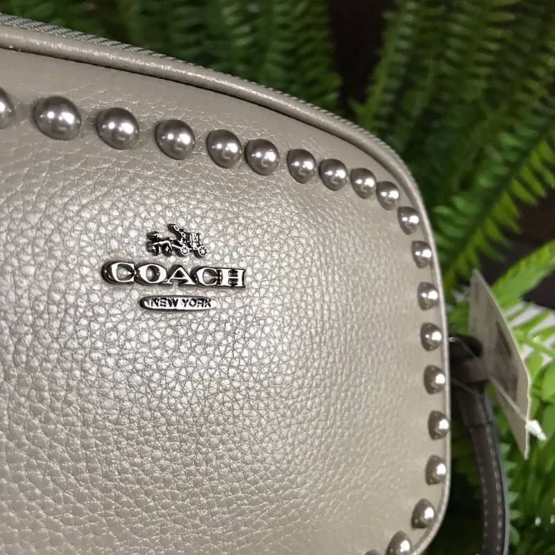 COACH FACTORY Crossbody Clutch with Rivets กระเป๋าสะพายพร้อมสายคล้องข้อมือ ขนาดกำลังน่ารัก วัสดุหนังเรียบ สวยอยู่ทรง ด้านหน้ามี logo brand ประดับหมุดรอบสุดชิค เปิดปิดด้วยซิป แบ่ง 2 ช่อง ภายในโล่ง มีช่องเล็ก พร้อมสายคล้องข้อมือ และสายยาวถอด ปรับได้ค่ะ