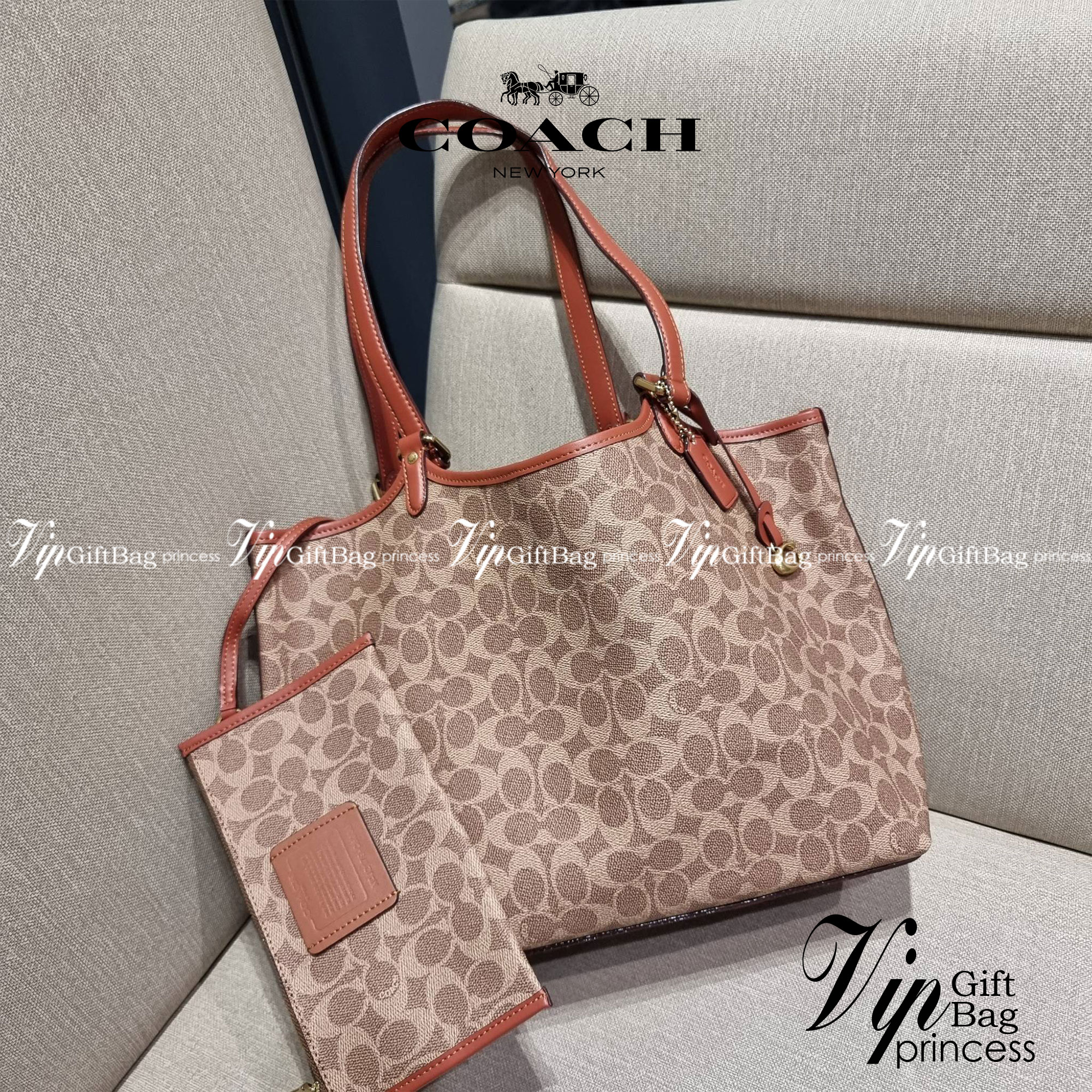COACH C6336 DAY TOTE IN SIGNATURE CANVAS ใหม่ล่าสุด กับกระเป๋าทรงโท้ทใบใหญ่ สวยสะกดสายตา ด้วยดีไซน์ที่ดูเรียบง่าย แต่แฝงไปด้วยดีเทลเล็กๆ ที่เสริมให้ไอเท็มนี้ดูแพง พิเศษ กระเป๋าลูกใบเล็กอีกหนึ่งใบ พกติดกับกระเป๋า หรือจะเอาไปแยกใช้ก็ได้ วัสดุหนังแคนวาส สลับ