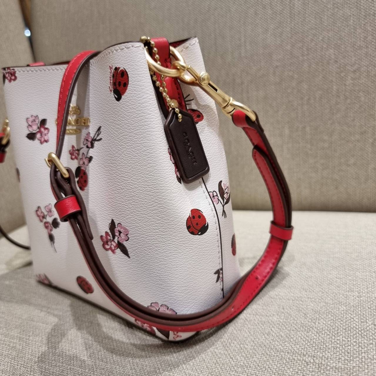 COACH MINI TOWN BUCKET BAG IN SIGNATURE CANVAS WITH VINTAGE MINI ROSE PRINT ((7270 7268 7267)) คอลเลคชั่นใหม่ล่าสุด!! น้องสาวคนสวยมาแล้วจ้า สดใสต้อนรับเทศกาลคริสต์มาส 🎅🎄 กระเป๋าบัคเก็ต ไซส์มินิ ใบจริงน่ารักม้าก!! น่าใช้แบบที่สุด วัสดุหนังแ