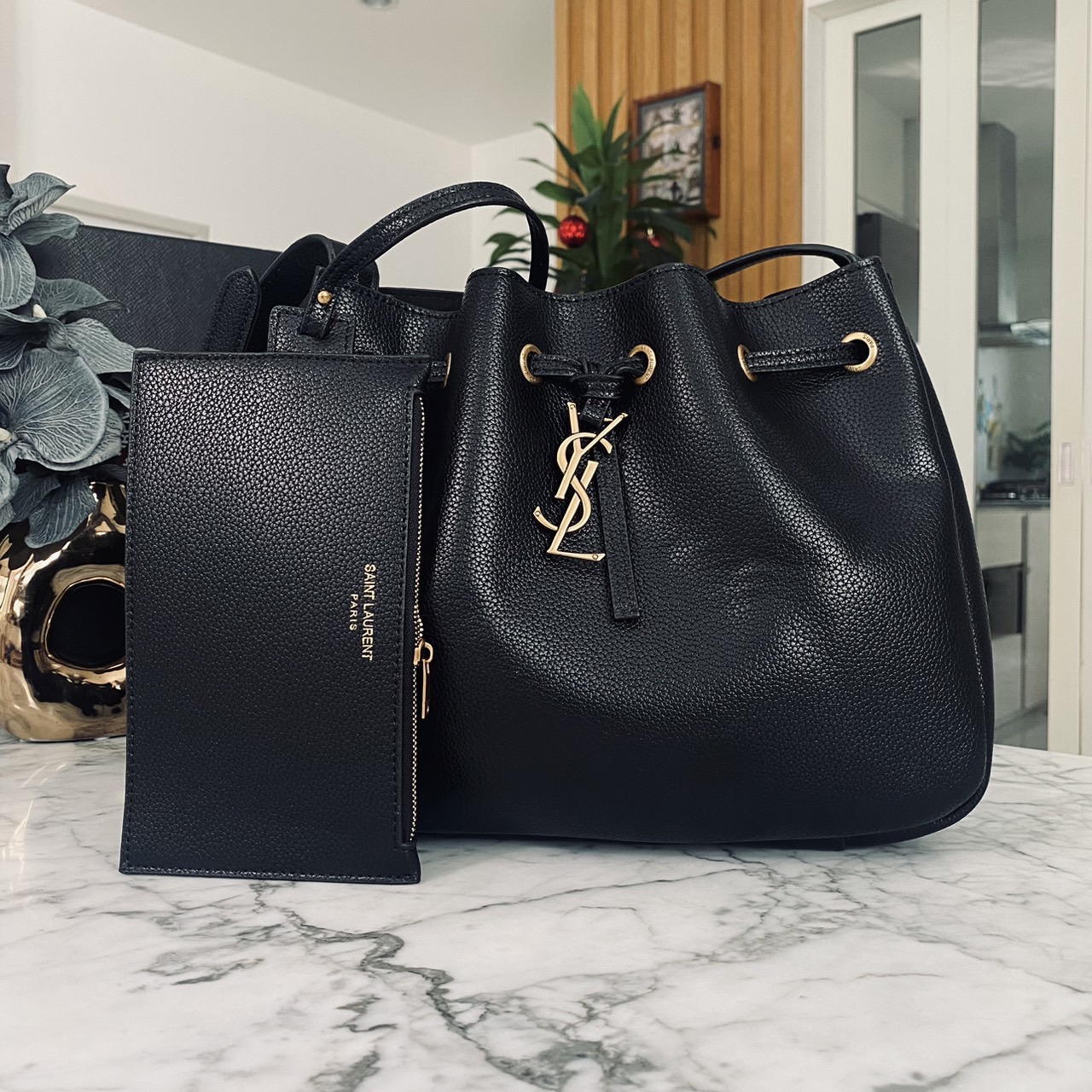 YSL PARIS VII flat hobo bag / YSL Bucket Bag กระเป๋าสะพายทรงโฮโบบัคเก็ต งานหนังเต็มใบ ฟังก์ชั่นสุดเลิศพร้อมเชือกรูด ดีไซน์รูปทรงใช้งานง่าย -- [รับตัวแทนกระเป๋า]