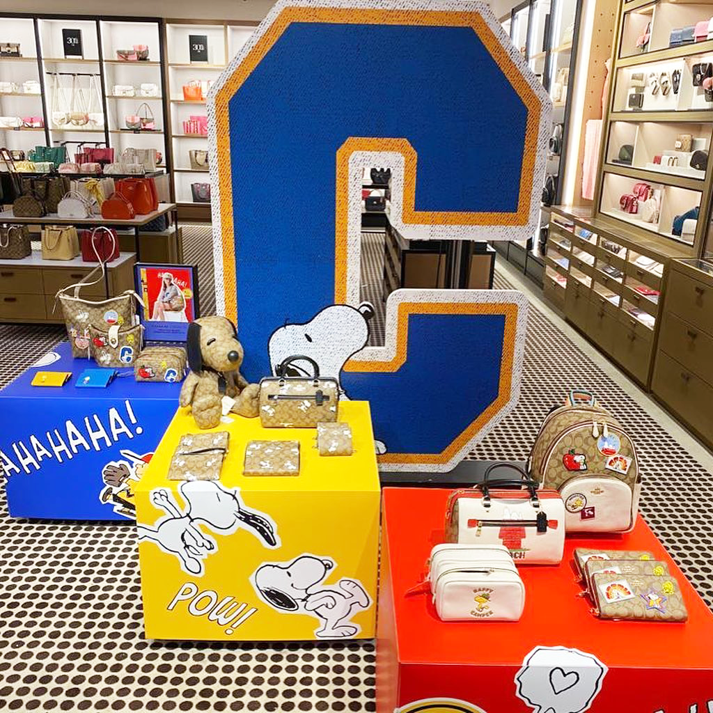 COACH FACTORY BOSTON BAG IN SIGNATURE X SNOOPY COLLECTION กระเป๋าถือหรือสะพายคอลเลคชั่นพิเศษจาก Coach Factory วัสดุ Signature refined calf leather หนังแท้ลายคอลเลคชั่น Snoopy เทคเจอร์สวยอยู่ทรง ดีไซน์ยอดนิยม ด้านหน้ามีโลโก้และช่องซิปแบรนด์ ช่องหลักเปิดปิด