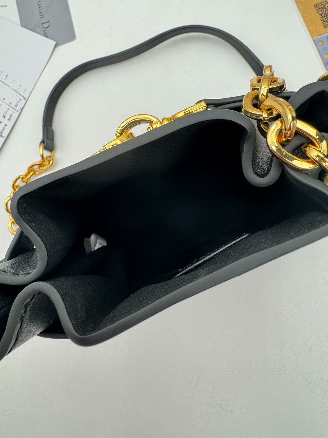 DIOR Small C'est Bag กระเป๋าสะพายสุดคลาสสิค ดีไซน์หรู ไซส์เล็กกะทัดรัด ใช้งานง่าย สะพายได้ทุกโอกาส ไอเท็มร้อนแรง ดีเทลสวยไม่ซ้ำใคร