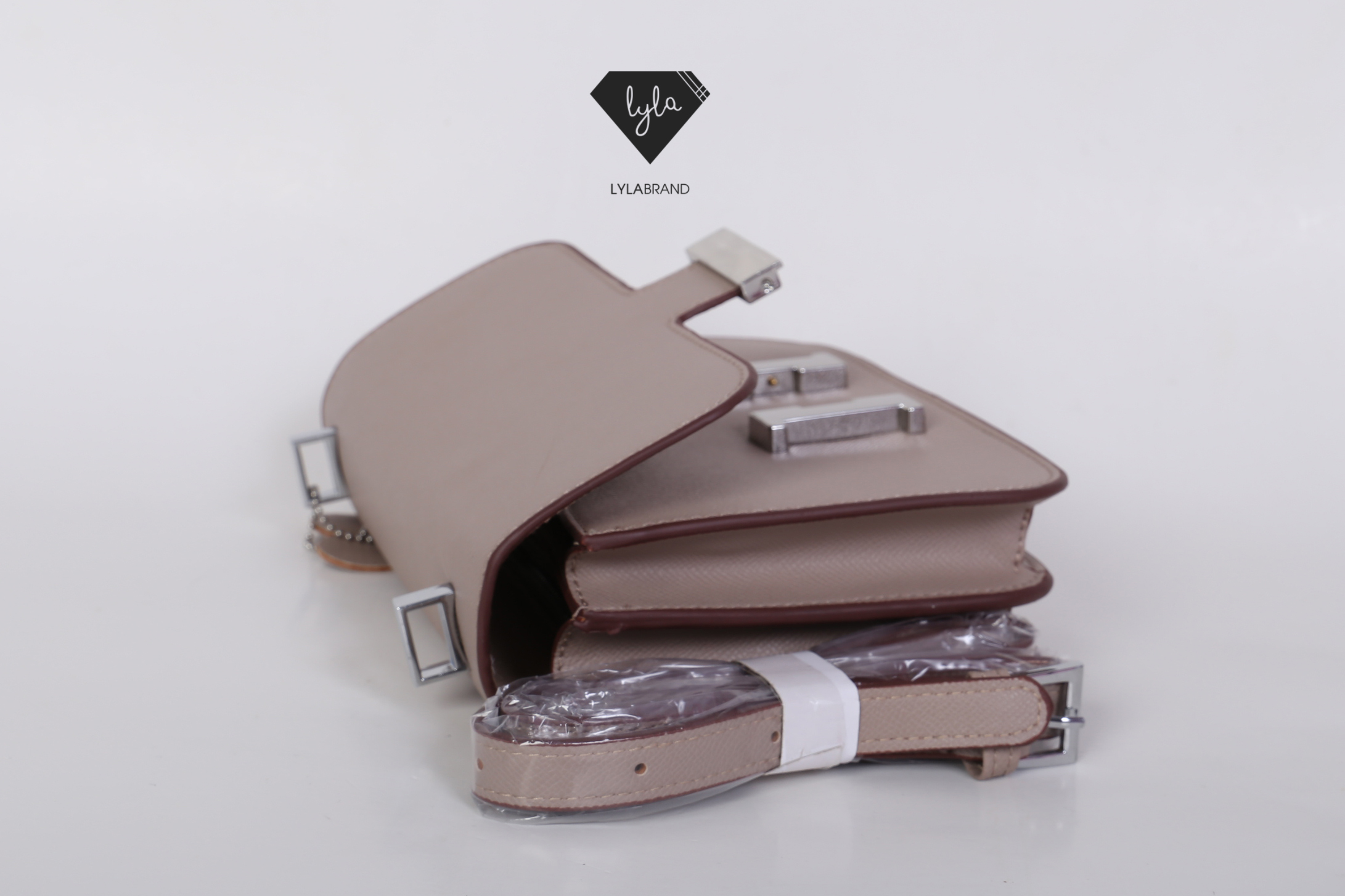 LYLABRAND🔔 Constance Size 23 Cm / Epsom ✨PU top premium นะคะ หนังดีเลอค่าน่าสอยมากกก บอกคำเดียวเลยว่าเด็ดสุด !! เหมือนหนังแท้เบอสุดค่ะคูณผู้หญิง ลูกค้าเก่าน่าจะทราบกันดีอยู่แล้วว่าคุณภาพของร้านนี้ต้องมาเป็นอันดับหนึ่งเท่านั้น อิอิ มีสายยาวส