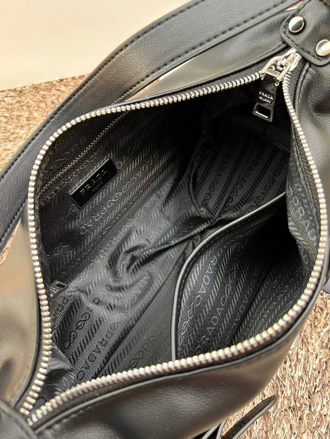 PRADA LEATHER SHOULDER BAG ใบเดียวเอาอยู่ตลอดวันเลยค่ะ! รุ่นนี้ใช้หนังอย่างดี หนังนิ่มซอฟมากๆ หลงรักแน่นอน!!