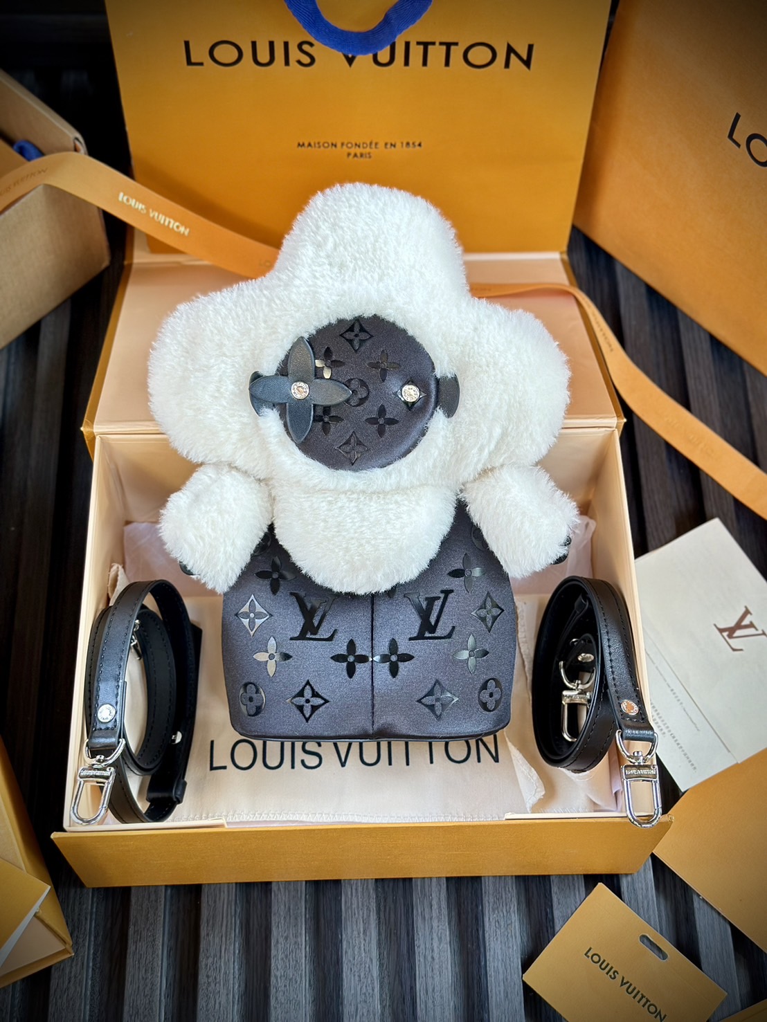 สลับแท้ LV Vivienne Backpack กระเป๋าเป้ คอลเลกชัน Ski Snow แต่งขอบขนเฟอสุดพิเศษ ดีไซน์น่ารักน่าใช้ งานผ้าไนลอนรุ่นใหม่ของแบรนด์ พิมพ์ลายโมโนแกรมด้วยซิลค์สกรีน