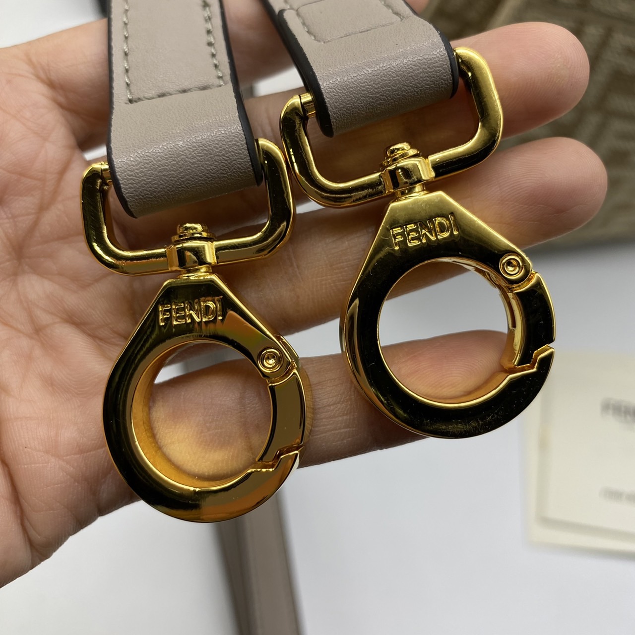 Fendi peekaboo 25cm เกรดออริจินอล กระเป๋าเฟนดิ คลาสสิกตามแบบฉบับแบรนด์ วัสดุคุณภาพอย่างดี เพิ่มความหรูหราและโดดเด่นด้วยการตกแต่งลวดลายโลโก้เด่นชัดทั้งใบ และด้วยขนาดที่กะทัดรัดและดีไซน์ที่เรียบหรูนี้ จึงสามารถนำไปแมทช์กับการแต่งตัวได้ง่าย ไม่ว่าจะเป็นสไตล์