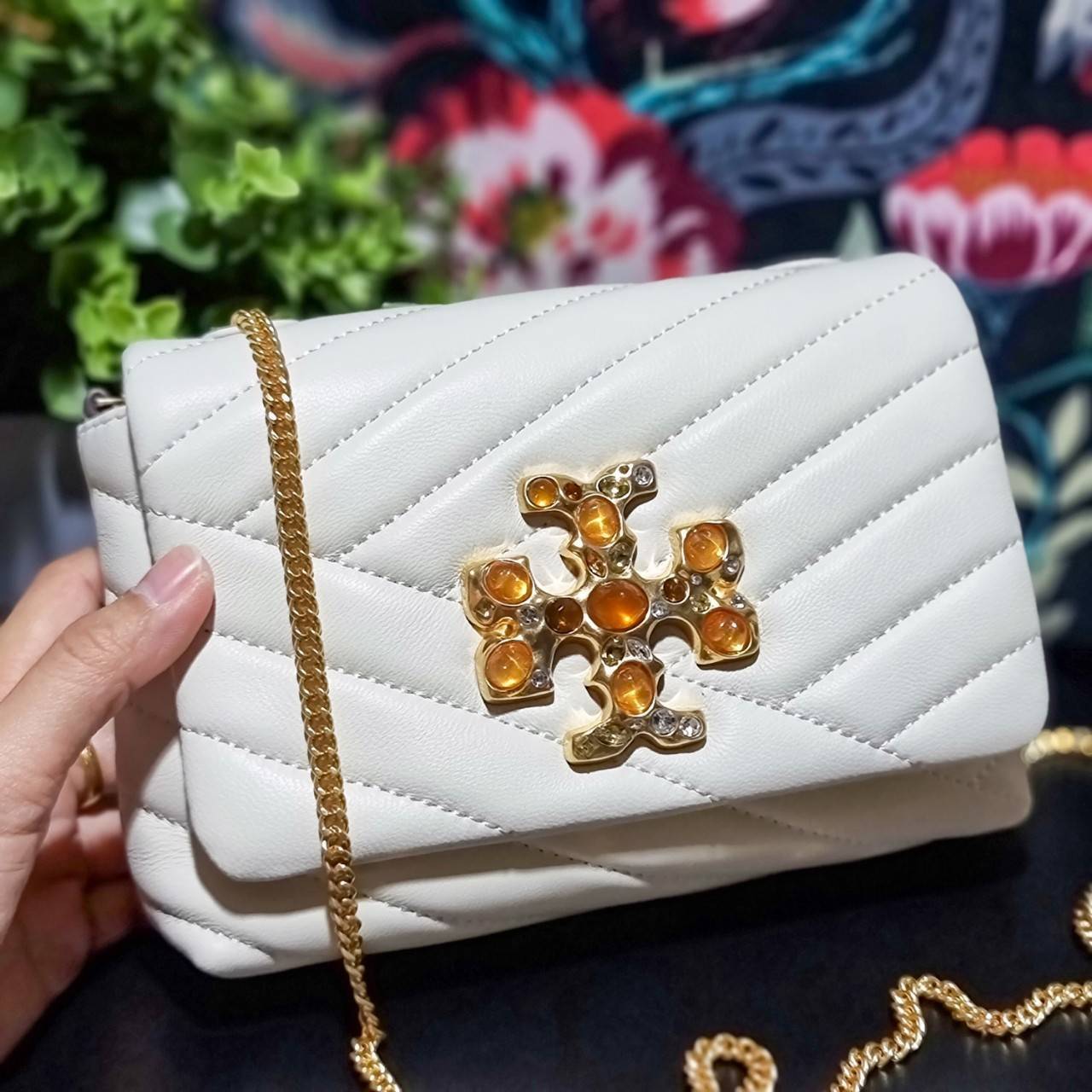 TORY BURCH KIRA CHEVRON EMBELLISHED LOGO MINI BAG ตามคำเรียกร้องจ้า!! ไซส์มินิ สะดวกใช้ พกพาง่าย สไตล์คุณหนู!! กระเป๋าสะพายข้าง ดีไซน์ทรงคลาสสิค โดดเด่นด้วยโลโก้ดีไซน์ประดับเม็ดสี เพิ่มมูลค่าและดึงดูดสายตามากขึ้น วัสดุหนังแกะ สัมผัสนิ่มมือ เปิด-ปิดด้วยกระ