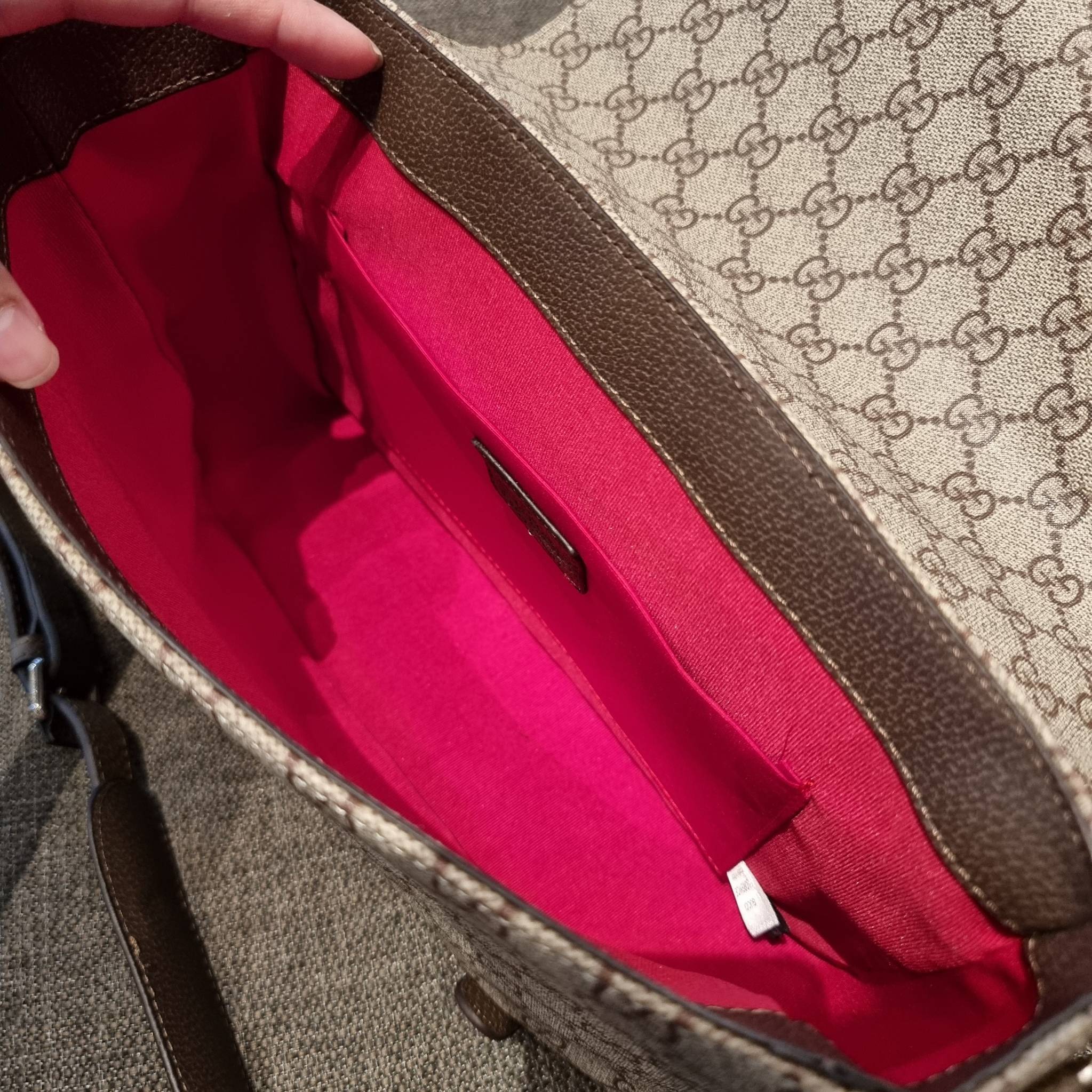 Gucci GG Supreme messenger bag GC MESSENGER VINTAGE BAG กระเป๋าสะพายข้างทรงแมสเซนเจอร์ ย้อนยุค ลุคผู้ดีแบบลูกคุณ ดีไซน์ unisex ใช้ได้ทั้งชายและหญิง พรีเมี่ยมกิ๊ฟวีไอพี วัสดุหนังแคนวาส ใช้งานง่ายด้วยฝาเปิดกระดุมแม่เหล็ก ด้านหลังมีช่องเก็บของจุกจิกได้ ภายใน