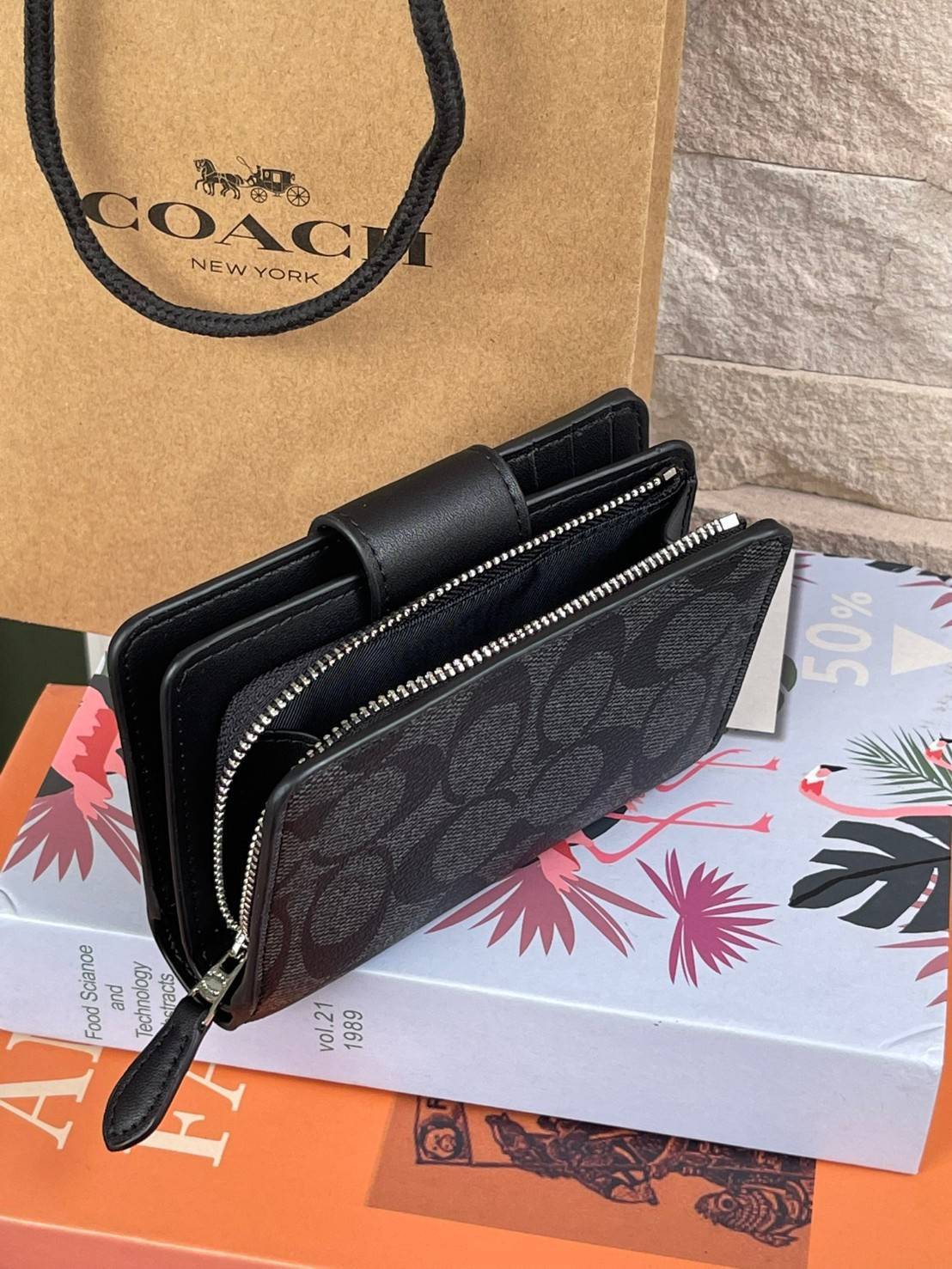 COACH MEDIUM CORNER ZIP WALLET IN SIGNATURE CANVAS กระเป๋าสตางค์ขนาดกลางที่ถือว่าเป็นไอเทม Must Have ของทุกเพศทุกวัยที่ต้องพกติดตัวไว้ตลอดเวลา เพราะนอกจากจะช่วยจัดเก็บเงิน บัตรประชาชน บัตรเครดิตและต่าง ๆ ให้เป็นระเบียบเรียบร้อยยังต้องคำนึงถึงประโยชน์ใช้สอ